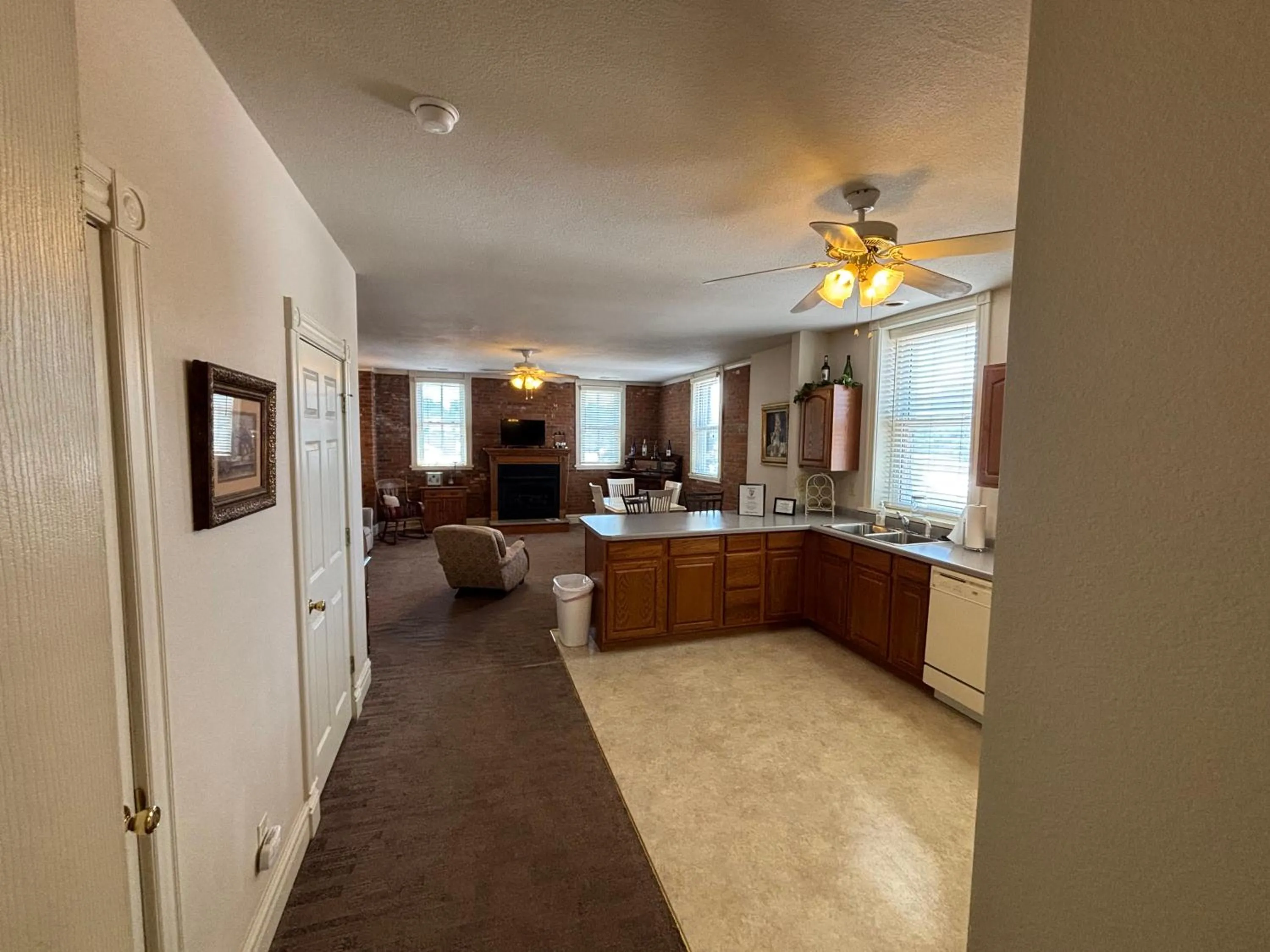 Kitchen or kitchenette in Hermann Crown Suites