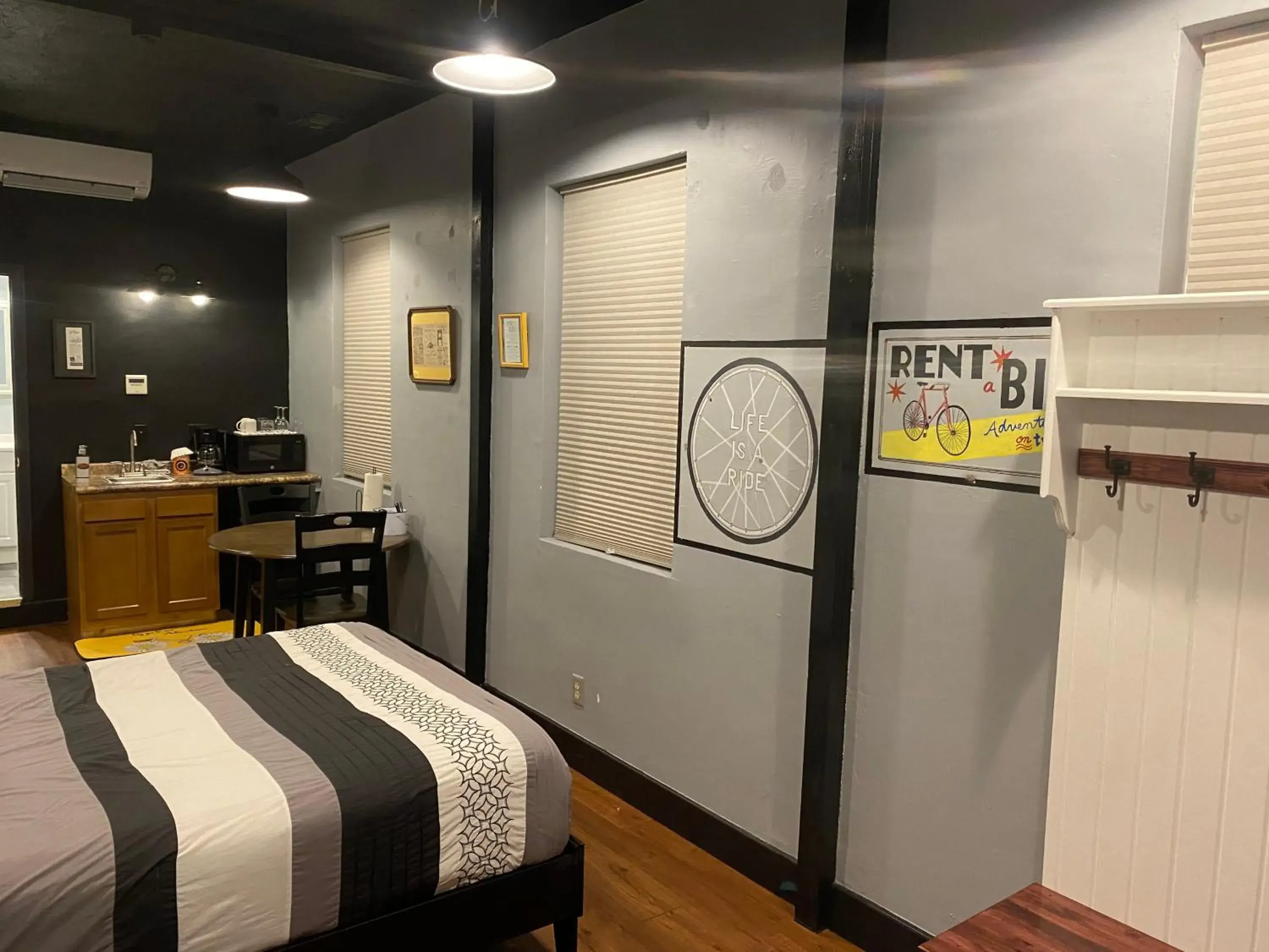 Bed in Hermann Crown Suites Bed in Hermann Crown Suites