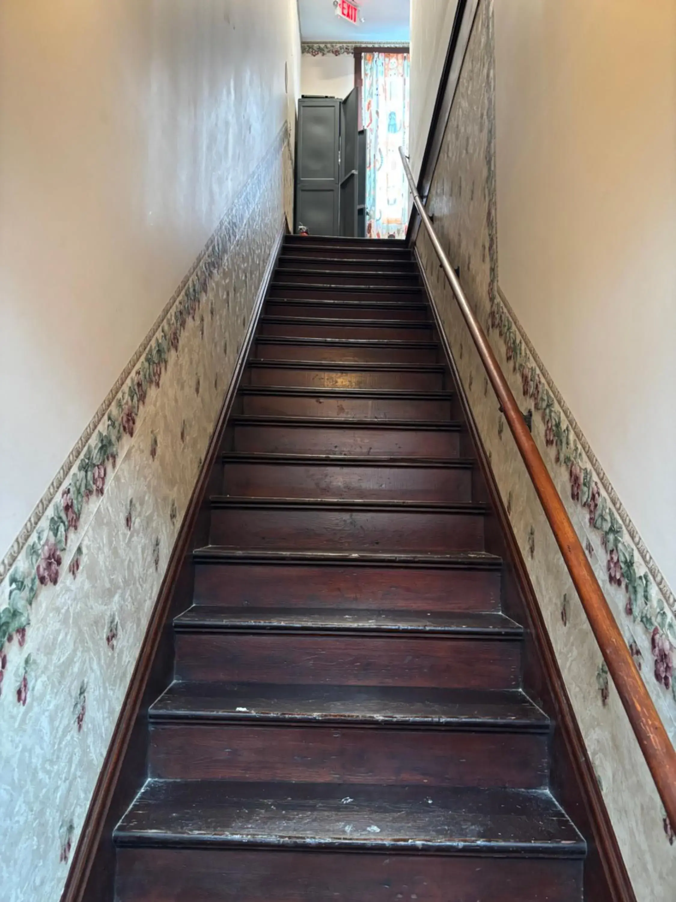 Facade/entrance in Hermann Crown Suites Facade/entrance in Hermann Crown Suites