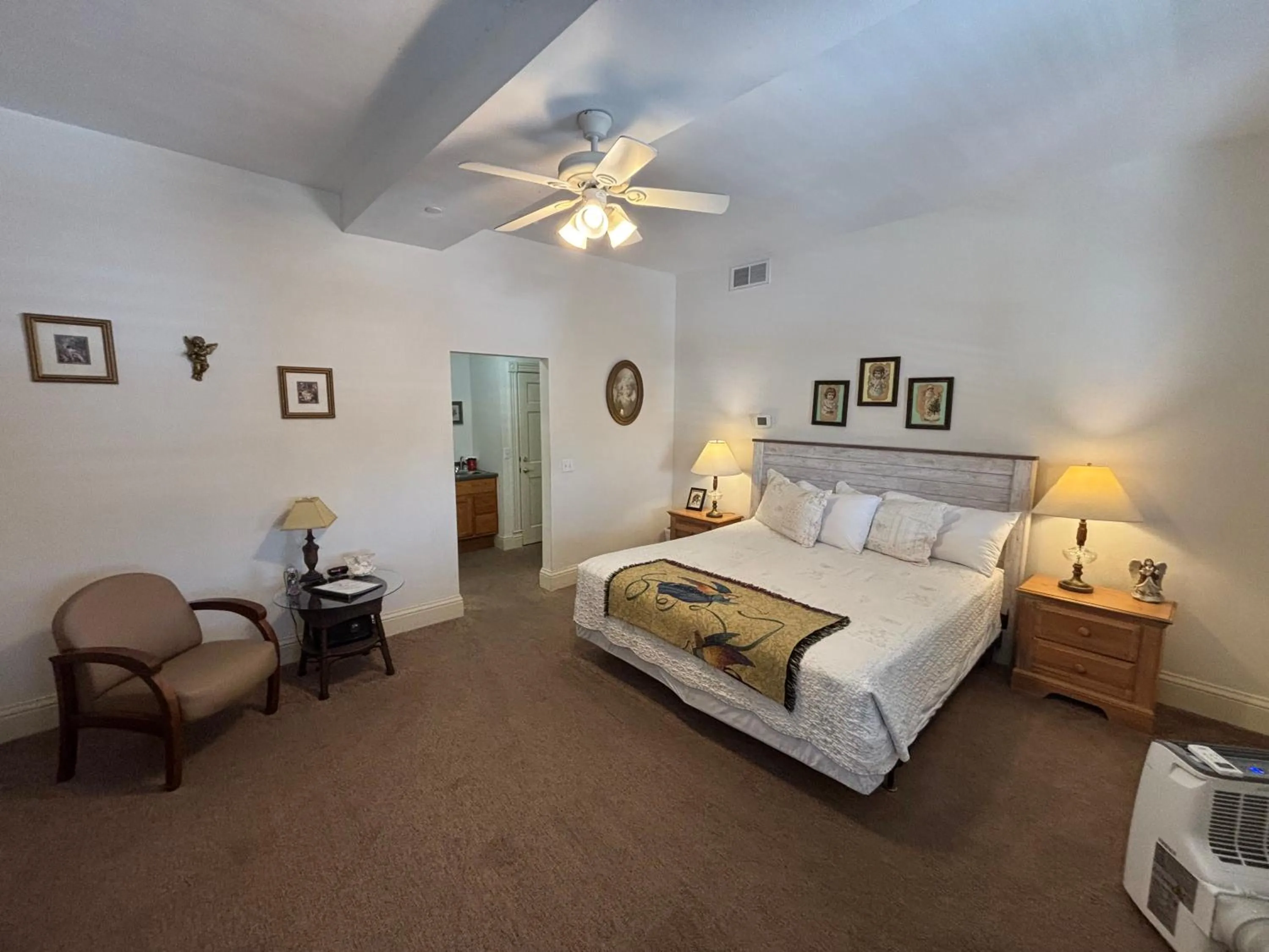 Photo of the whole room, Bed in Hermann Crown Suites