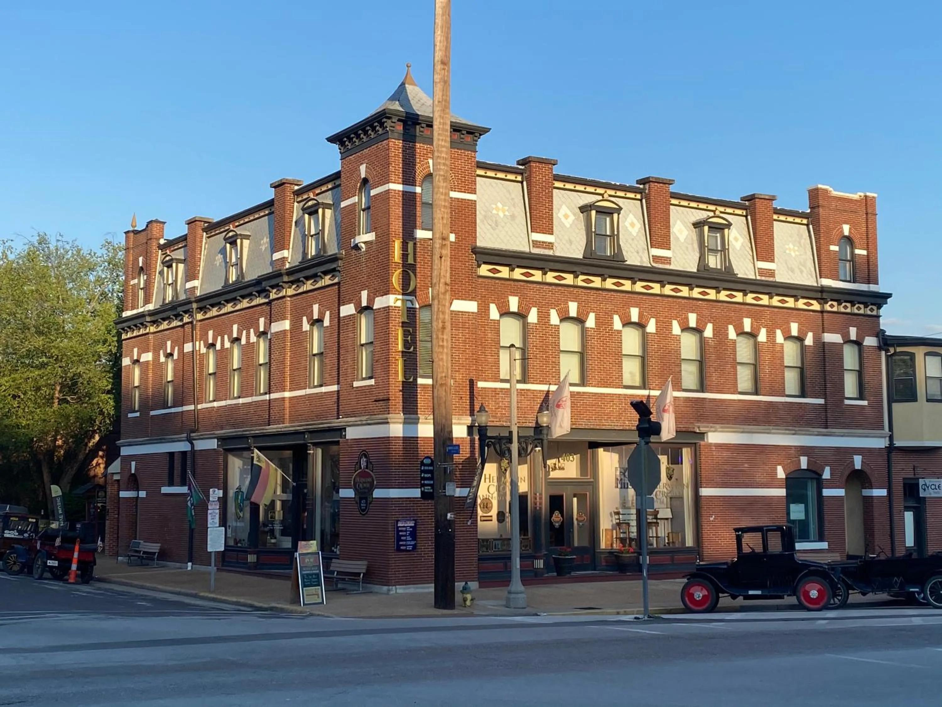 Hermann Crown Suites