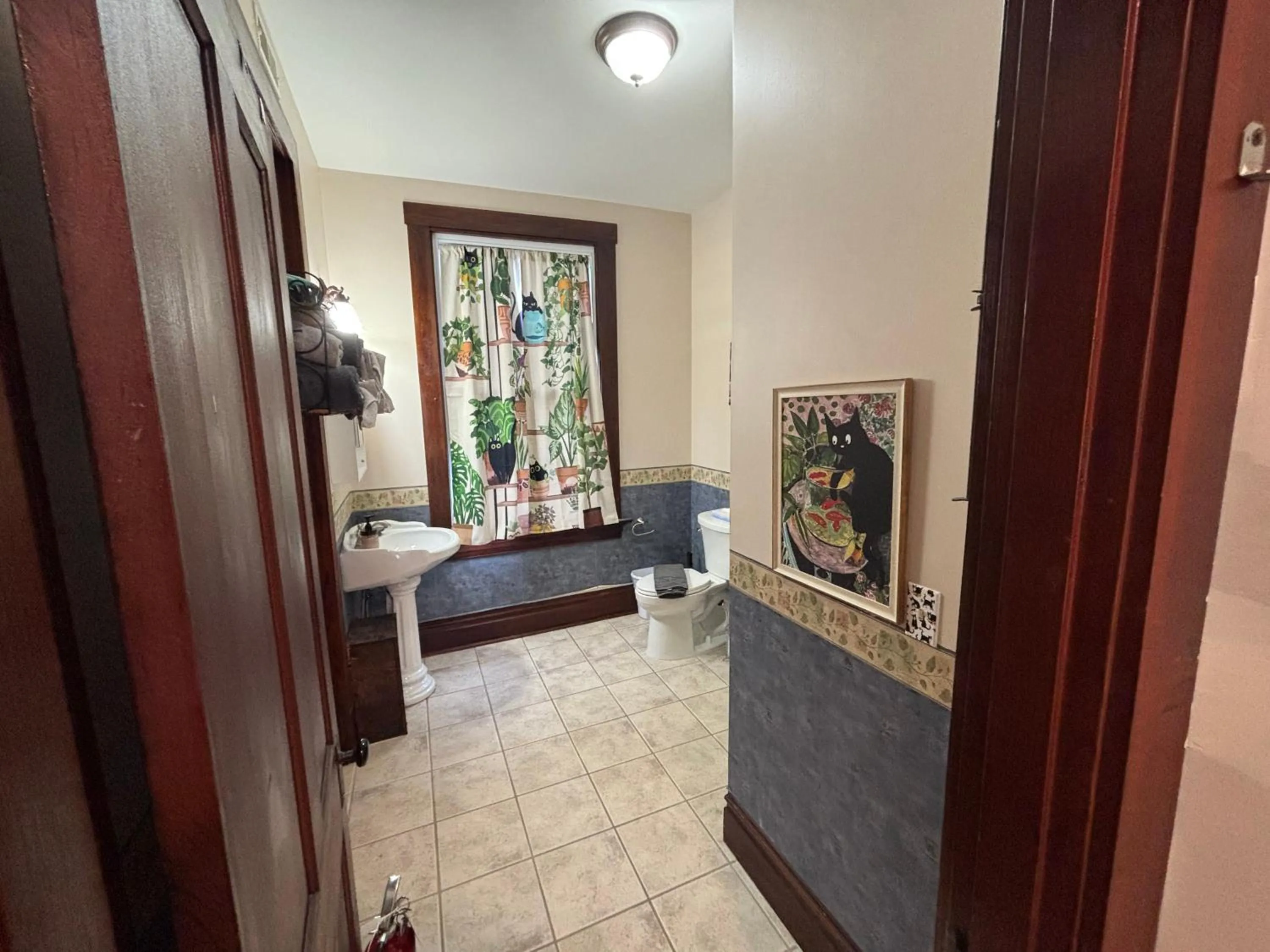 Bathroom, Bed in Hermann Crown Suites