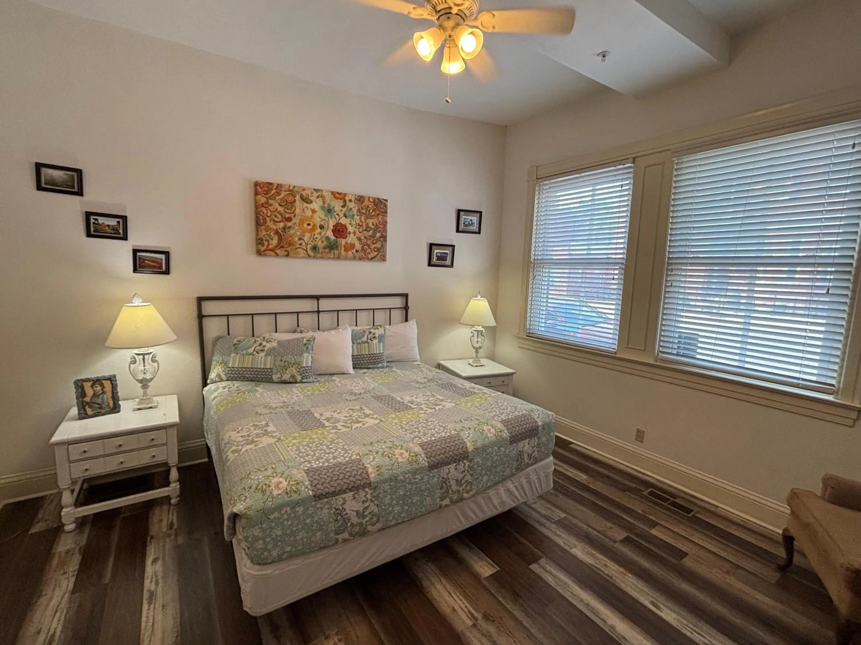 Bedroom, Bed in Hermann Crown Suites