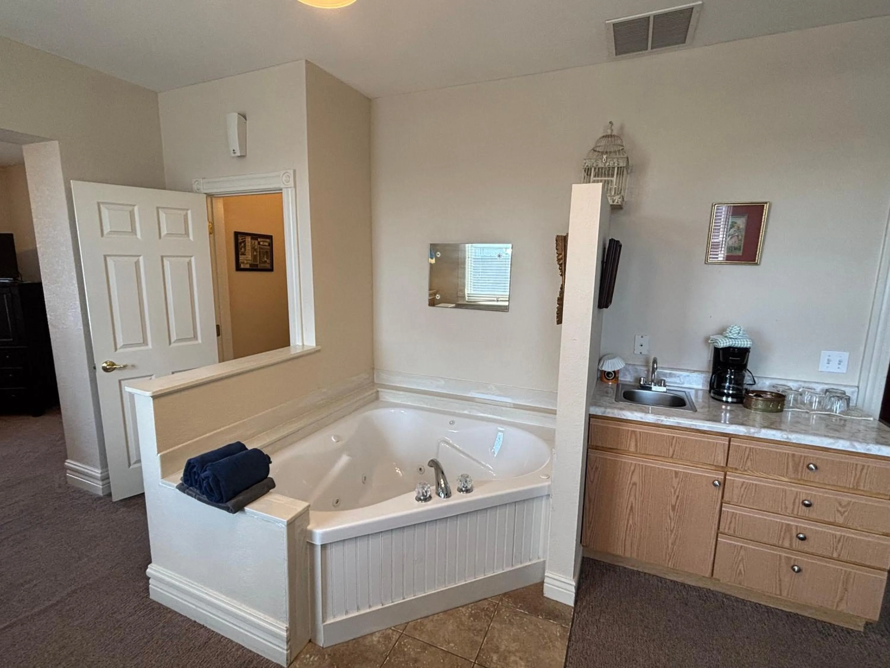 Bath in Hermann Crown Suites