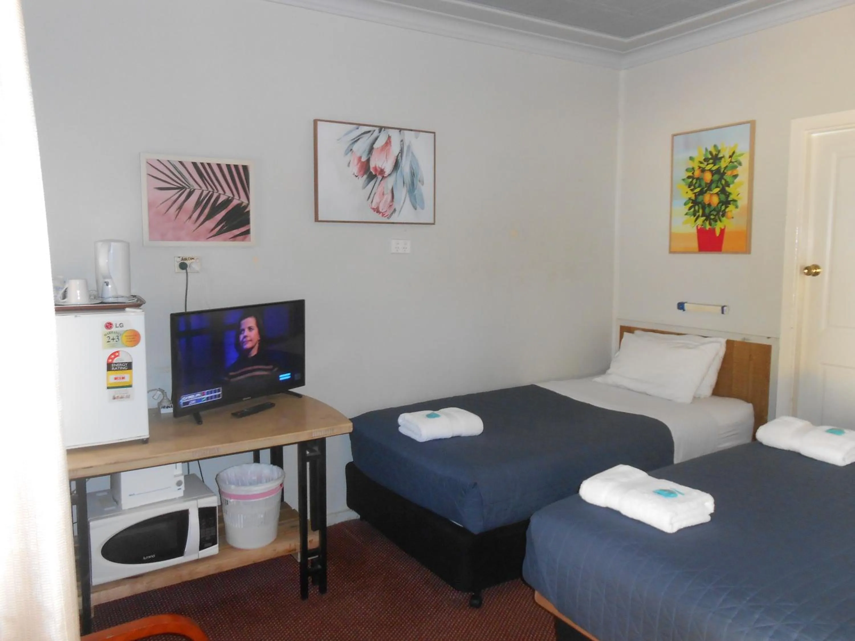 Bed in Mount View Motel