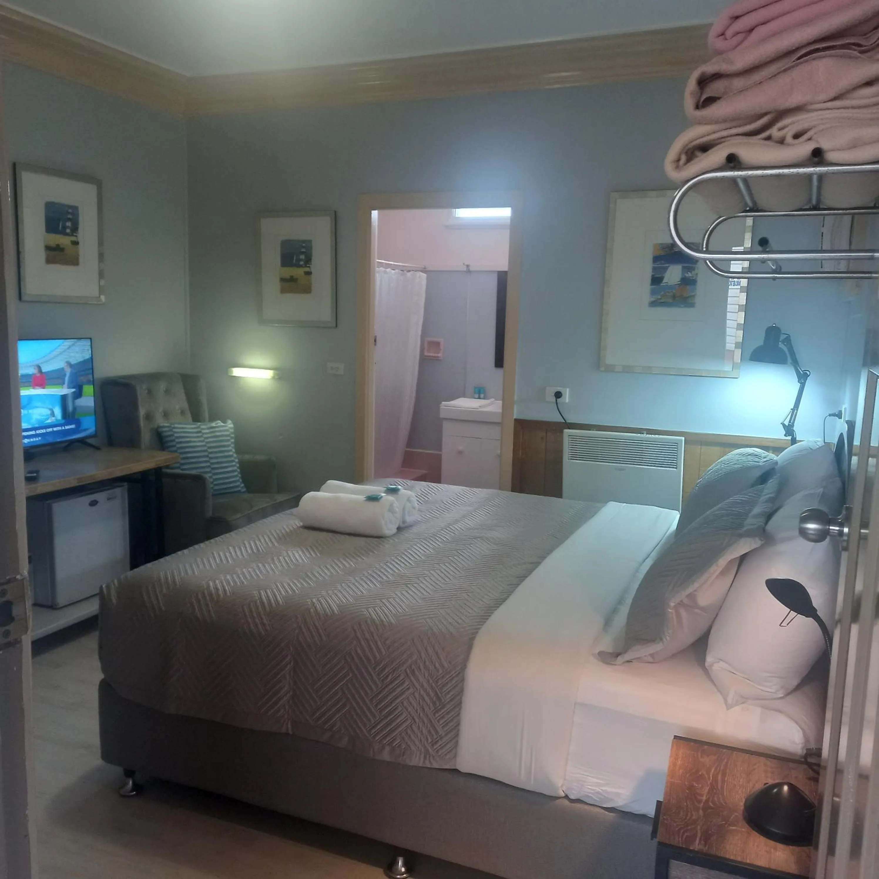 Bed in Mount View Motel