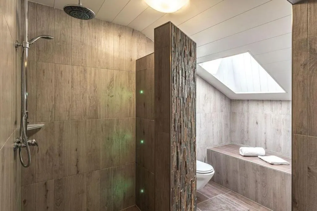 Shower in XL Appartements Steinhaus