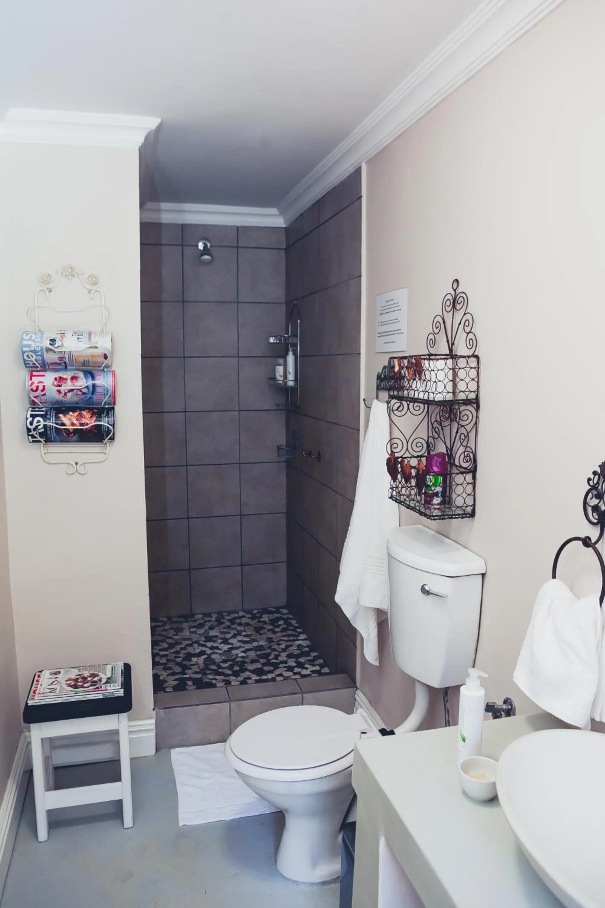 Shower in Station House Simondium