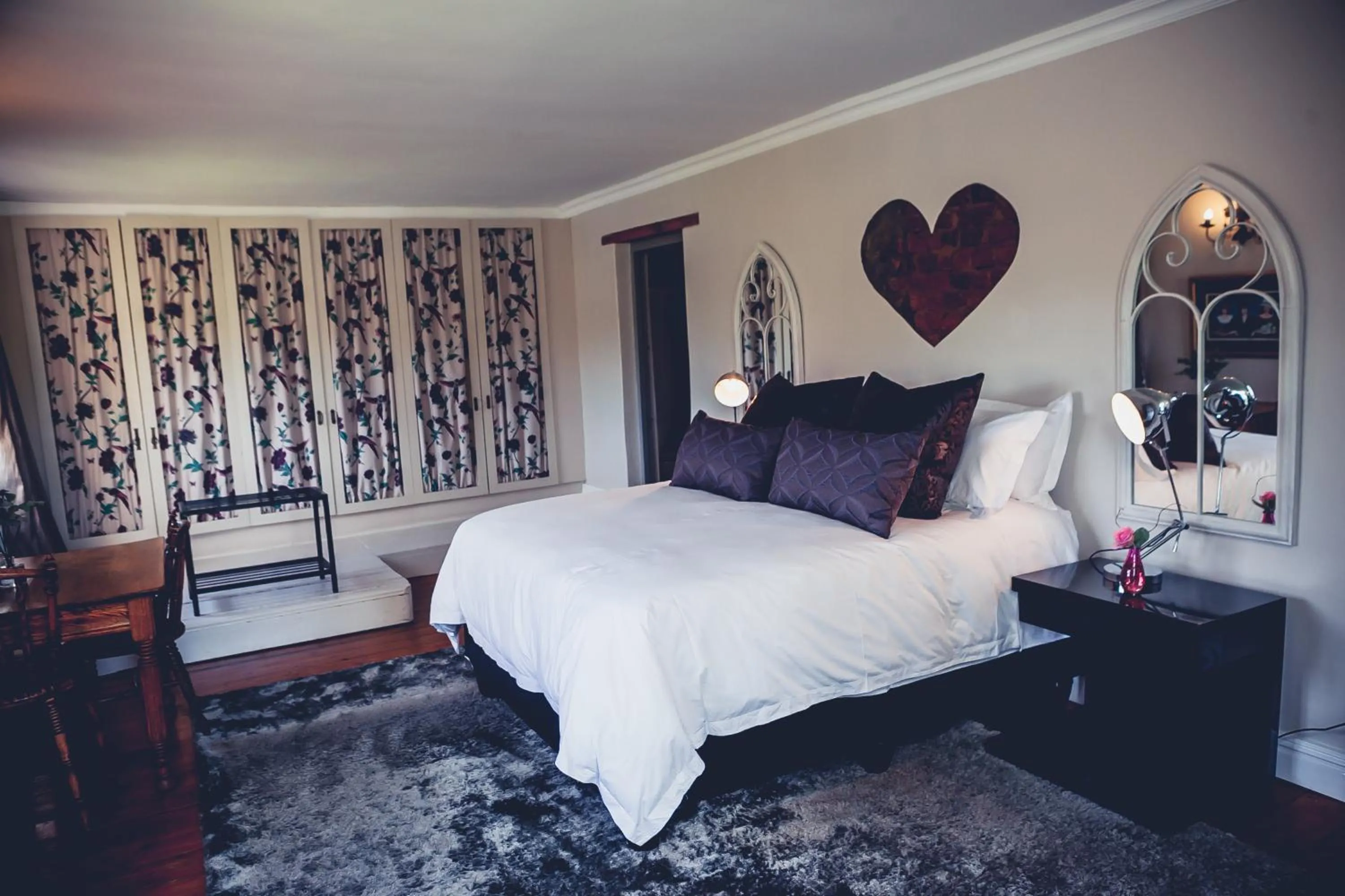 Bedroom, Bed in Station House Simondium