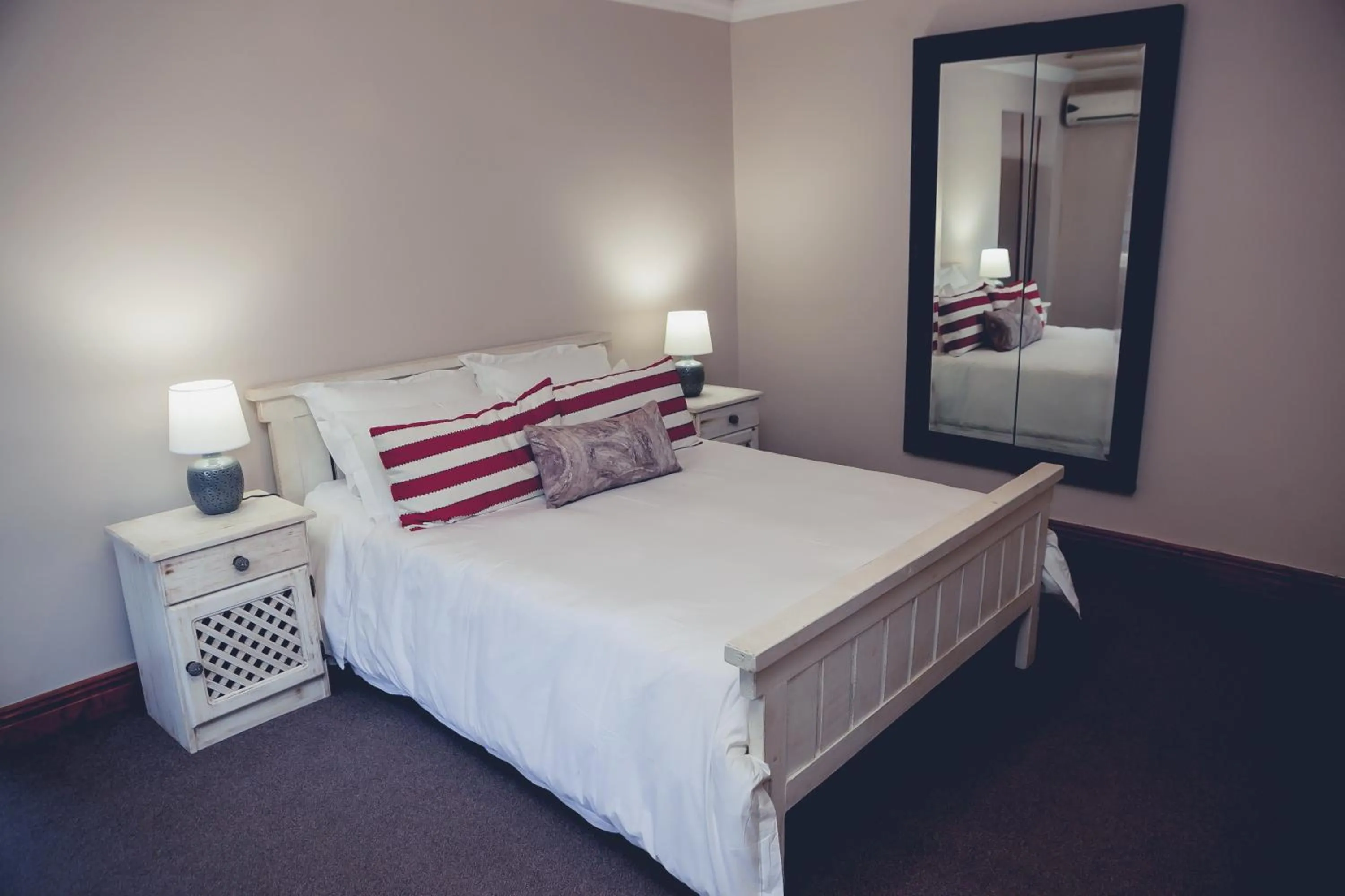 Bedroom, Bed in Station House Simondium