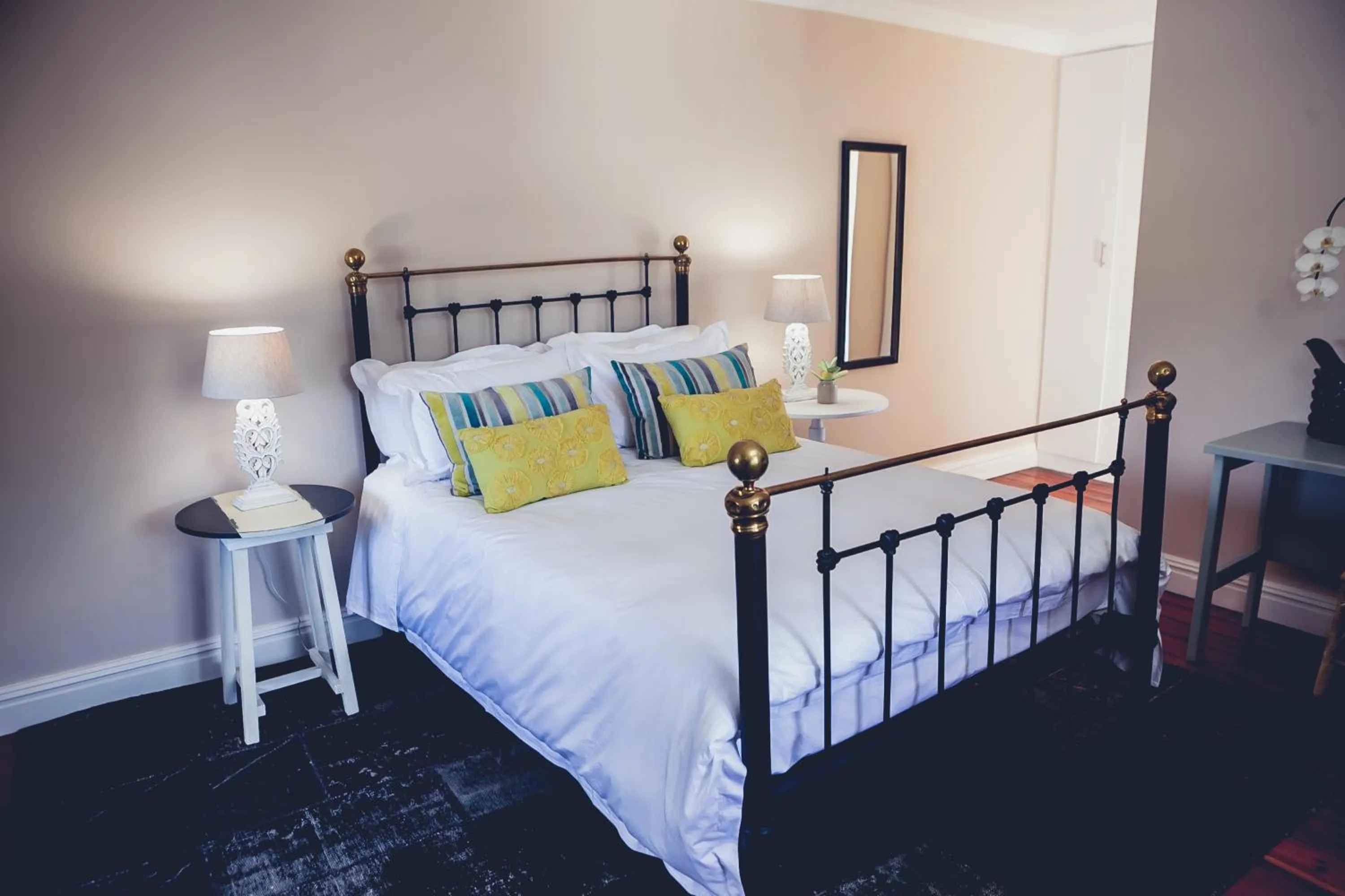 Bedroom, Bed in Station House Simondium