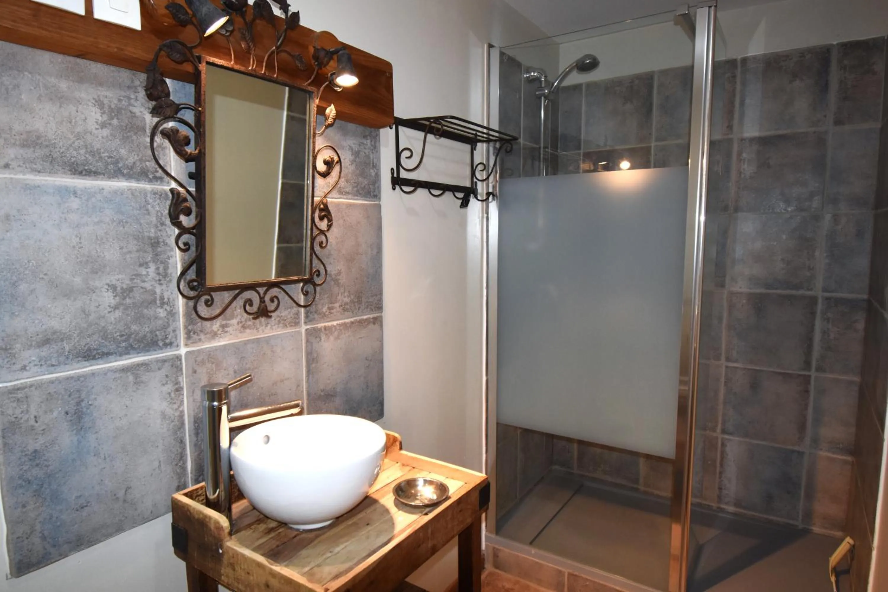 Shower in La Clé des Bois