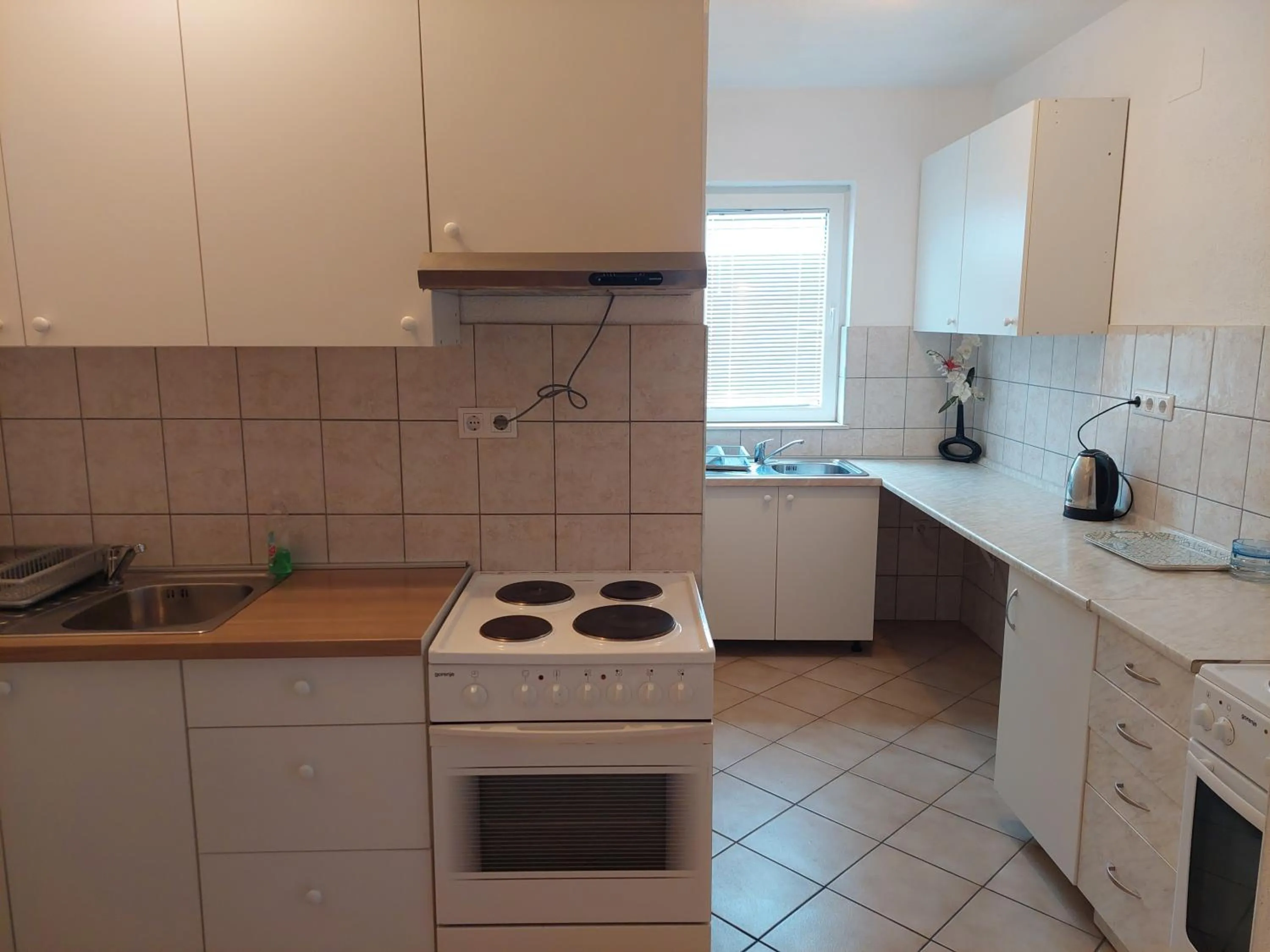 Kitchen or kitchenette in Royal Apartments