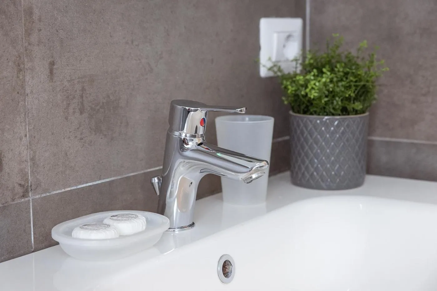 Bathroom in Central Vatican Rooms