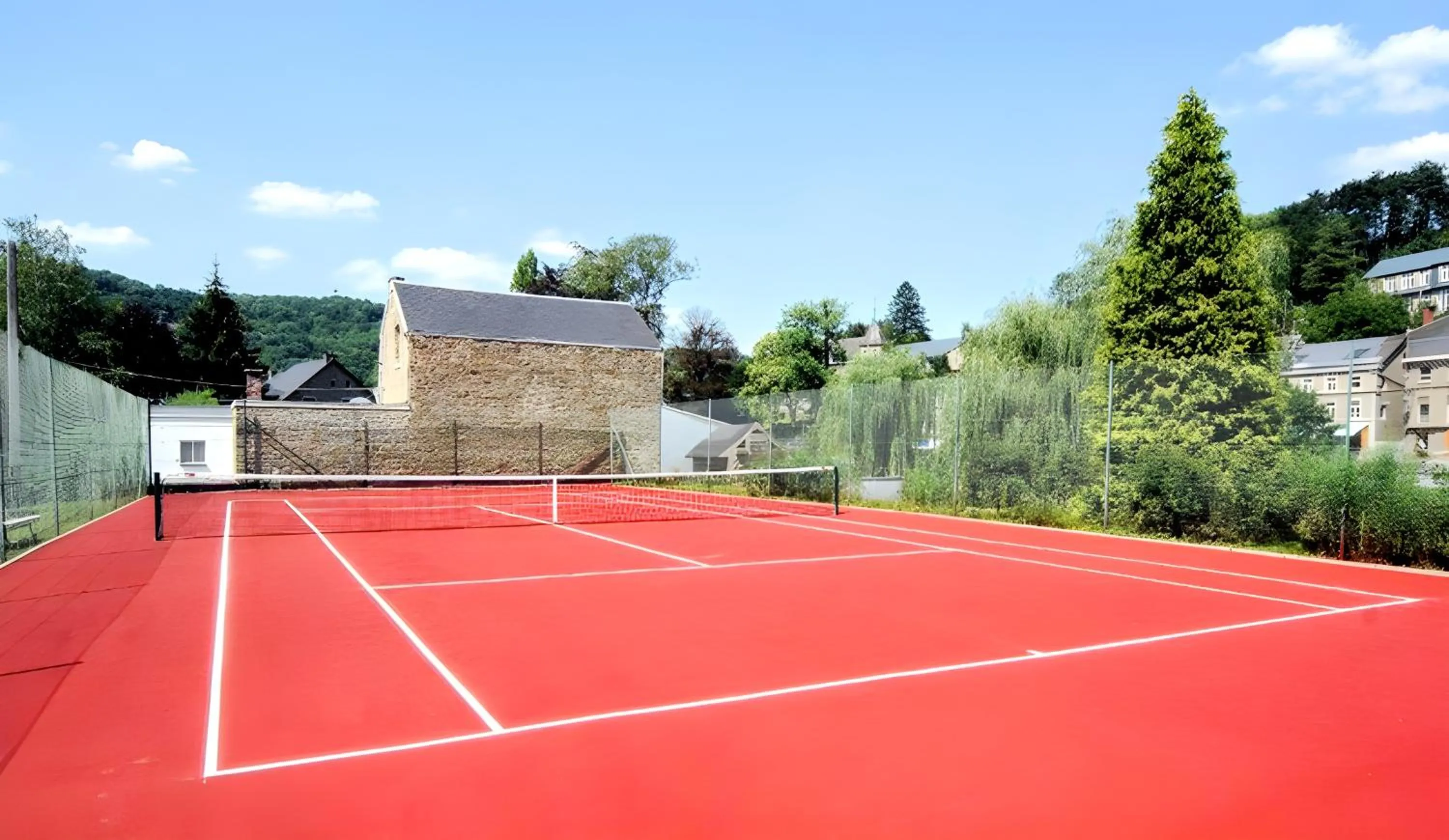 Tennis court in Hotel-Restaurant Bonhomme