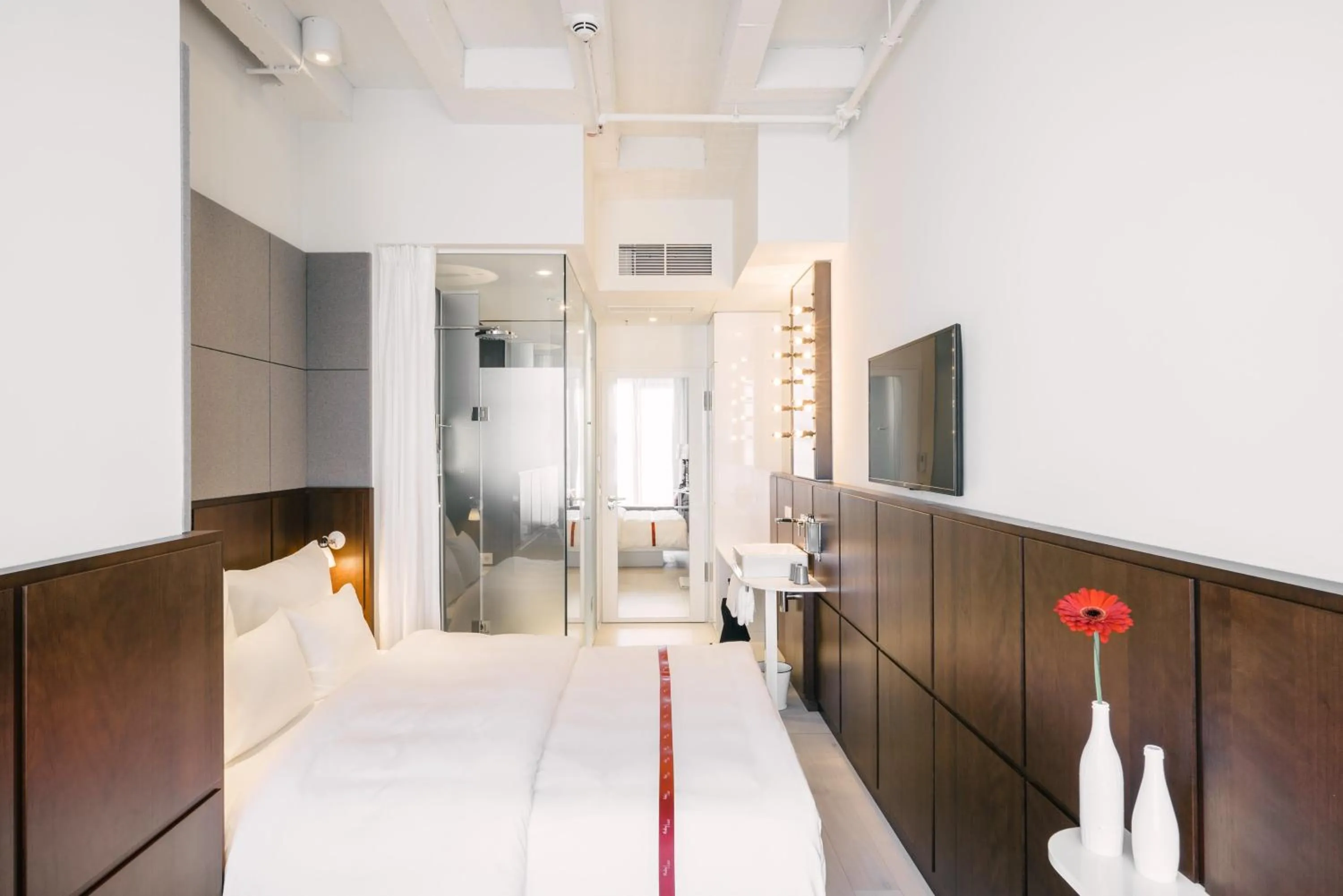 Photo of the whole room, Bed in Ruby Lilly Hotel Munich