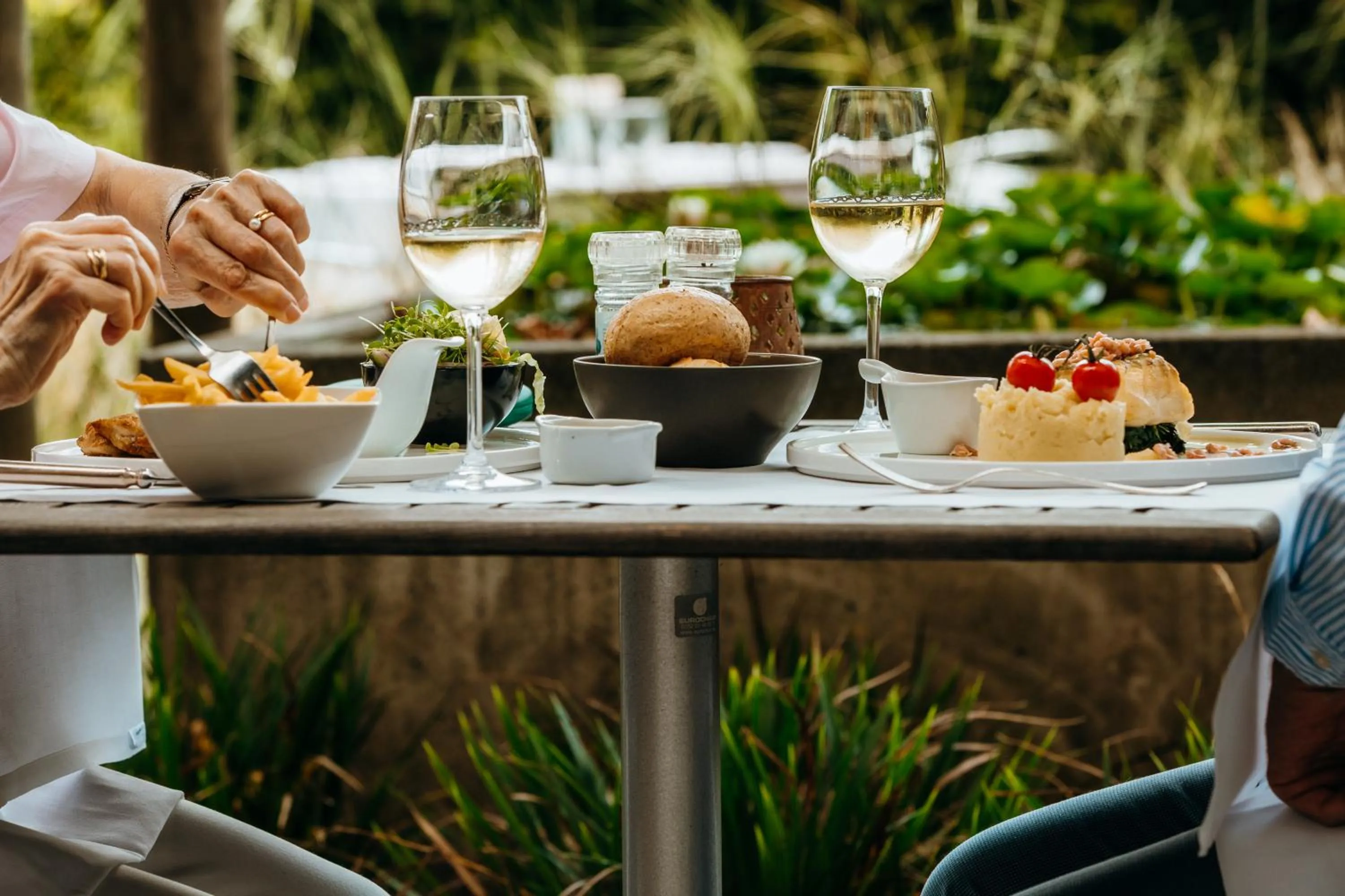 Restaurant/places to eat in Serwir Hotel