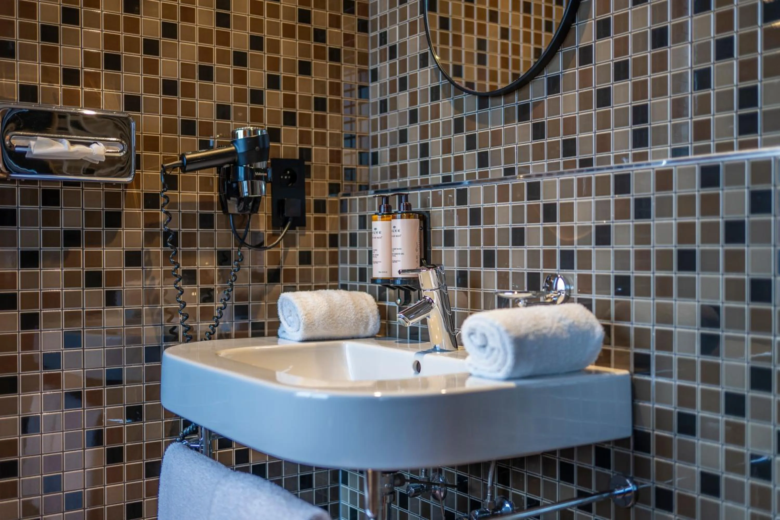 Bathroom in Serwir Hotel