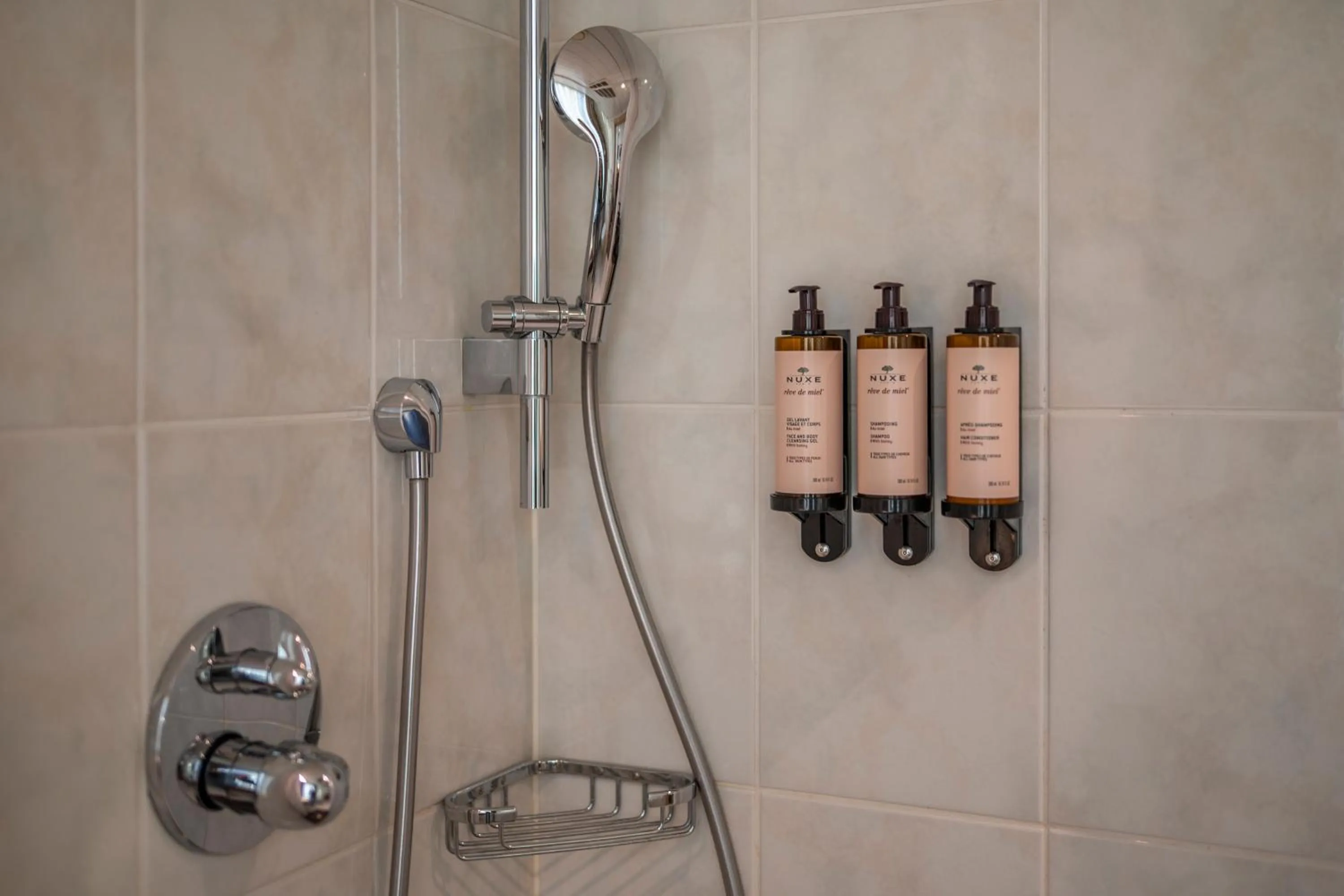 Shower in Serwir Hotel