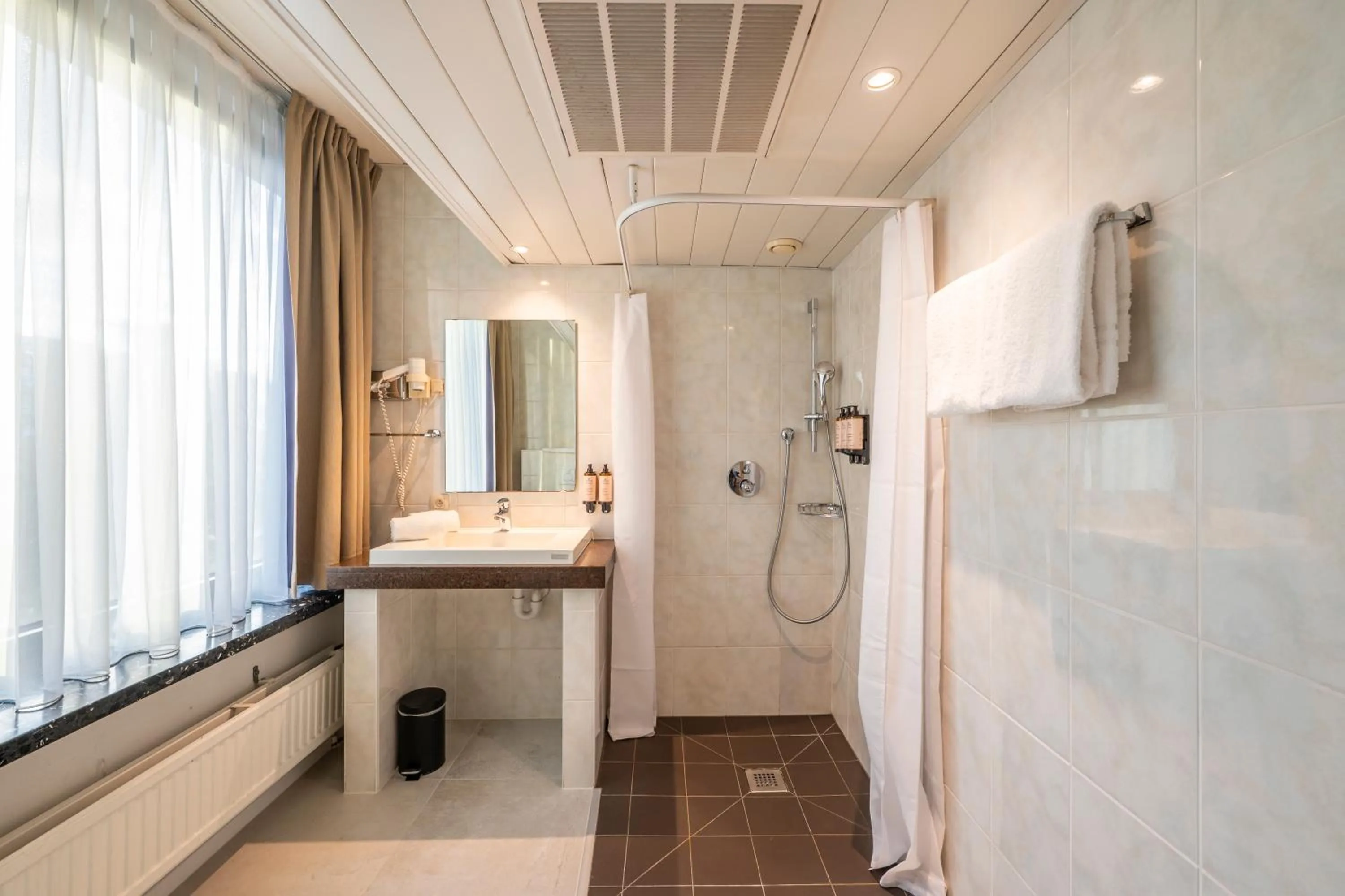 Shower in Serwir Hotel