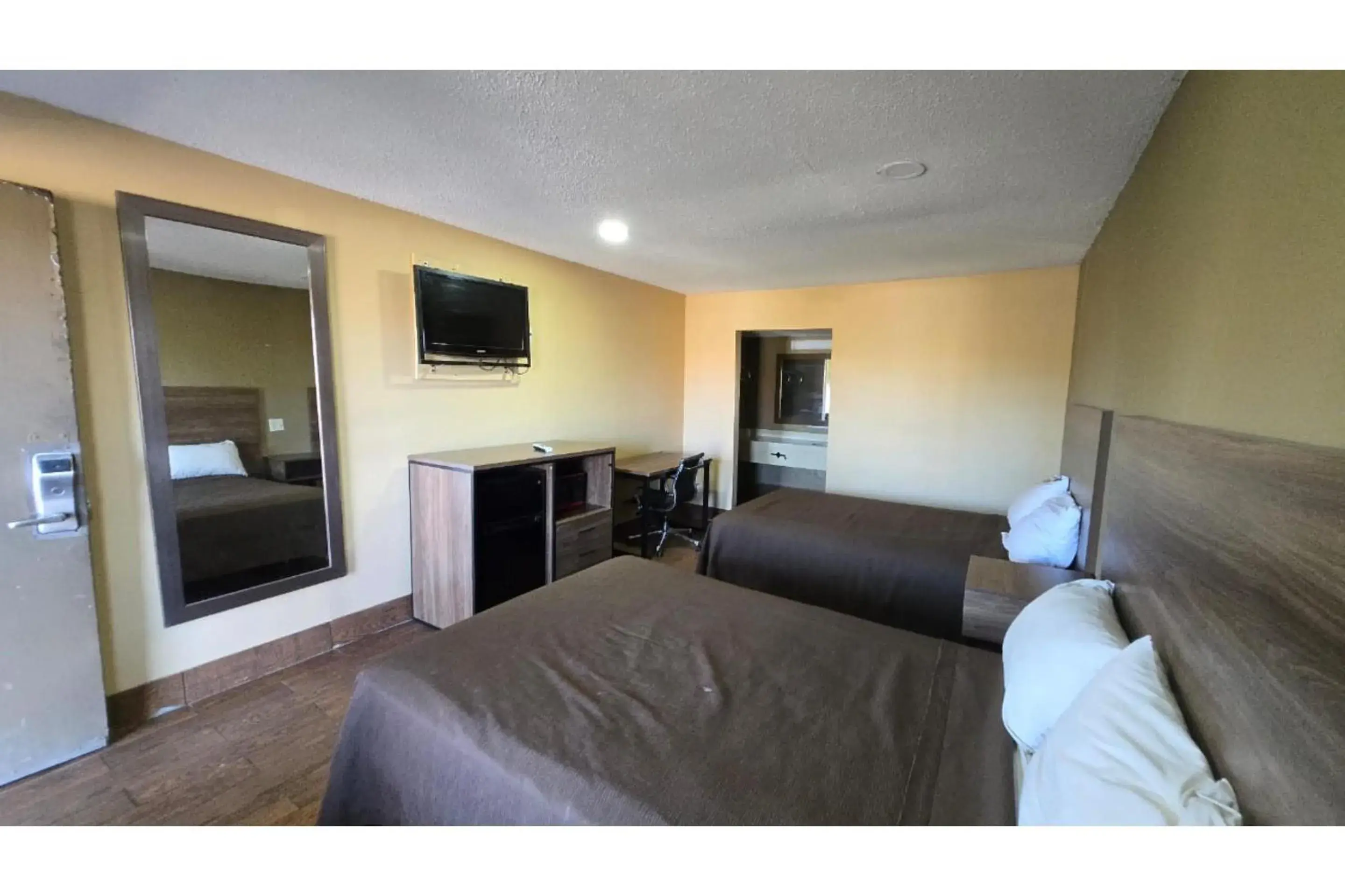 Bedroom in Diamond Inn Motel By OYO Jackson Hwy 80- I-20 Bedroom in Diamond Inn Motel By OYO Jackson Hwy 80- I-20