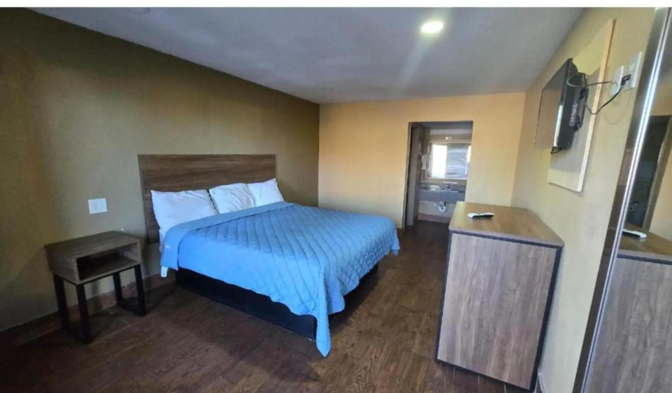 Bedroom in Diamond Inn Motel By OYO Jackson Hwy 80- I-20 Bedroom in Diamond Inn Motel By OYO Jackson Hwy 80- I-20