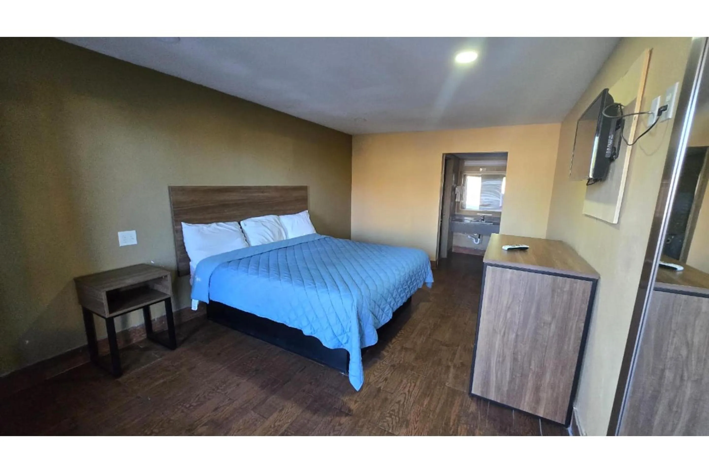 Bedroom in Diamond Inn Motel By OYO Jackson Hwy 80- I-20