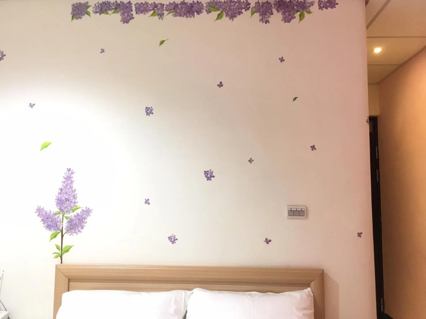 Seating area, Bed in HFun Hotel