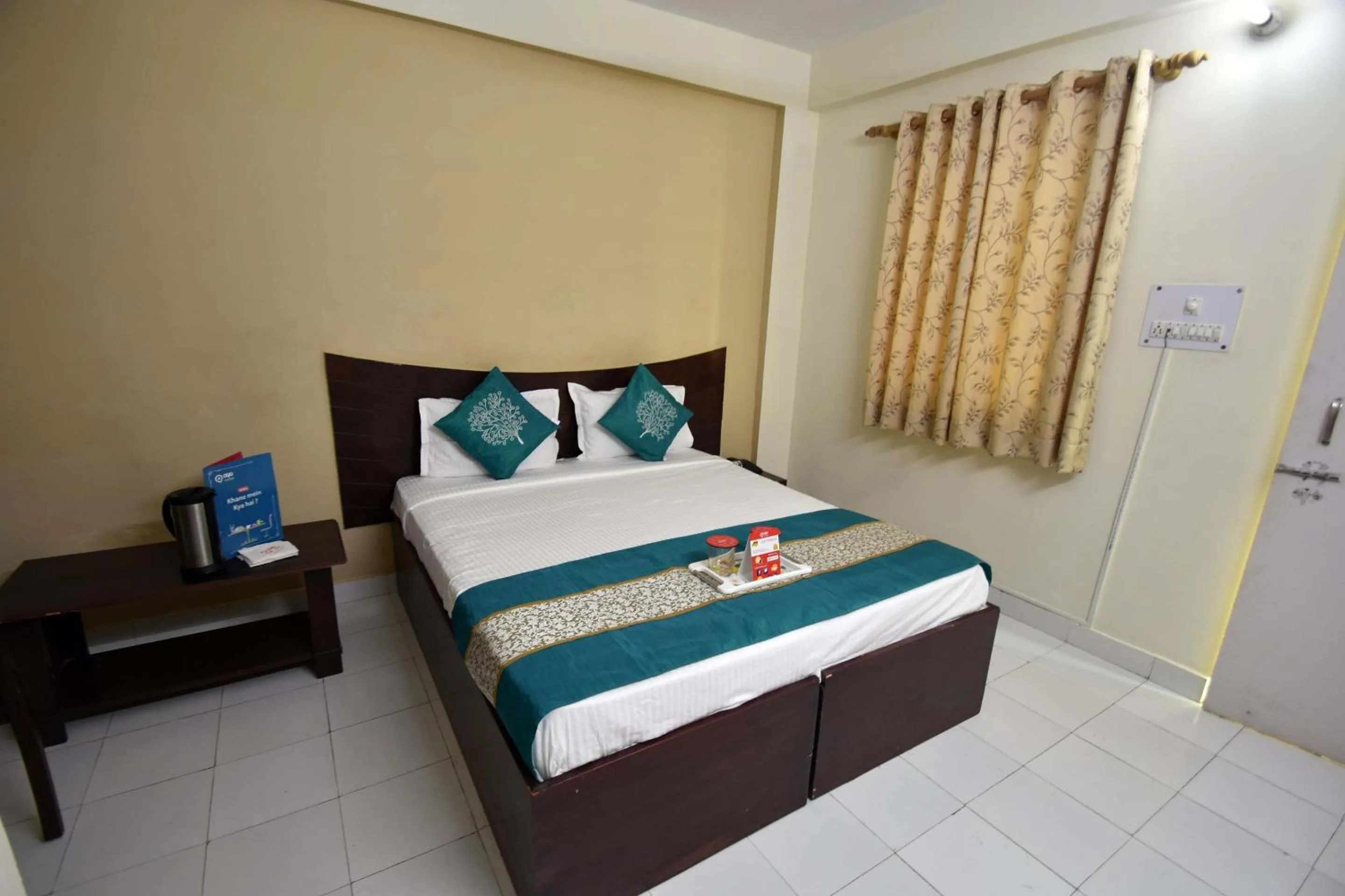 Bedroom, Bed in Hotel Gangotri