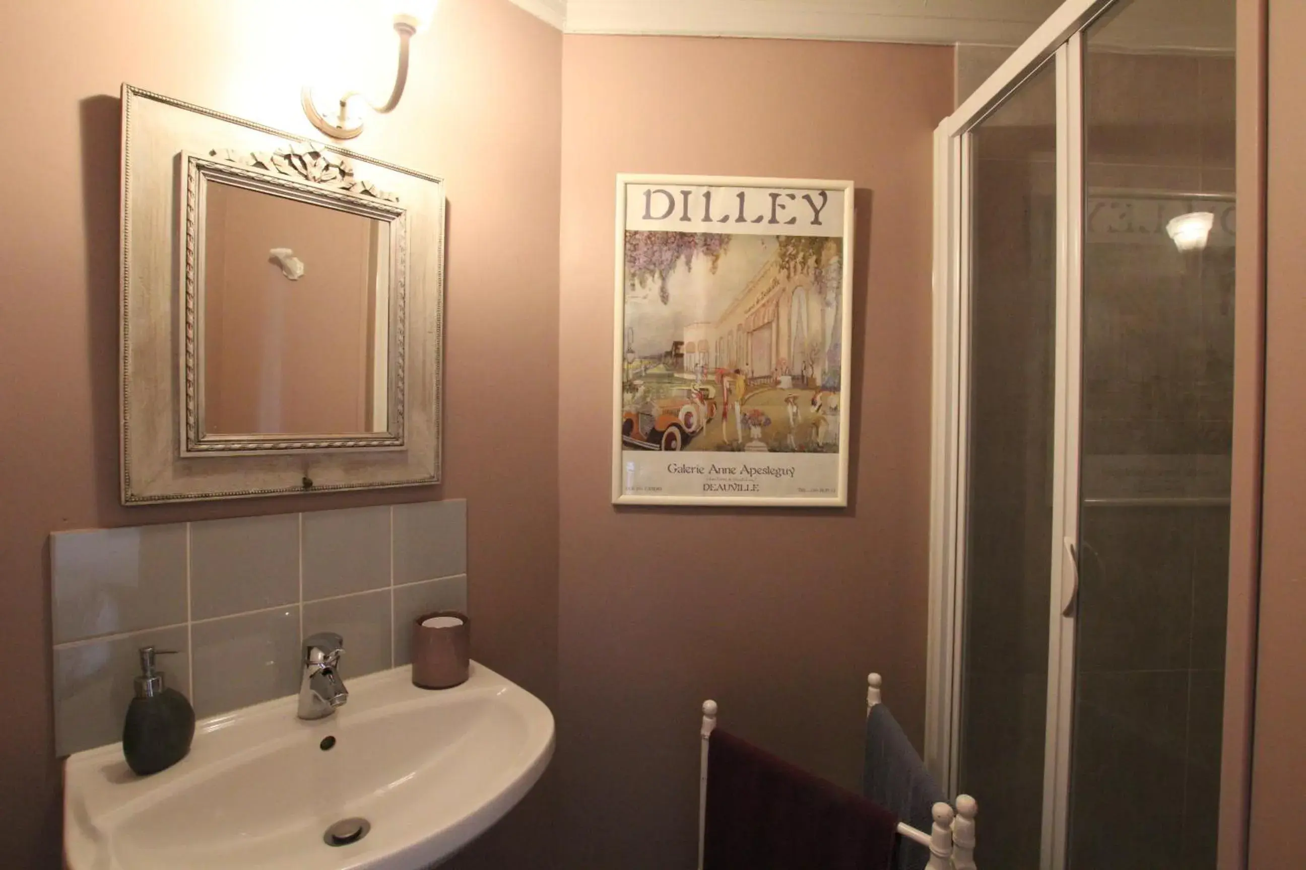 Double Room with Private External Toilet in La Villa des Rosiers Double Room with Private External Toilet in La Villa des Rosiers