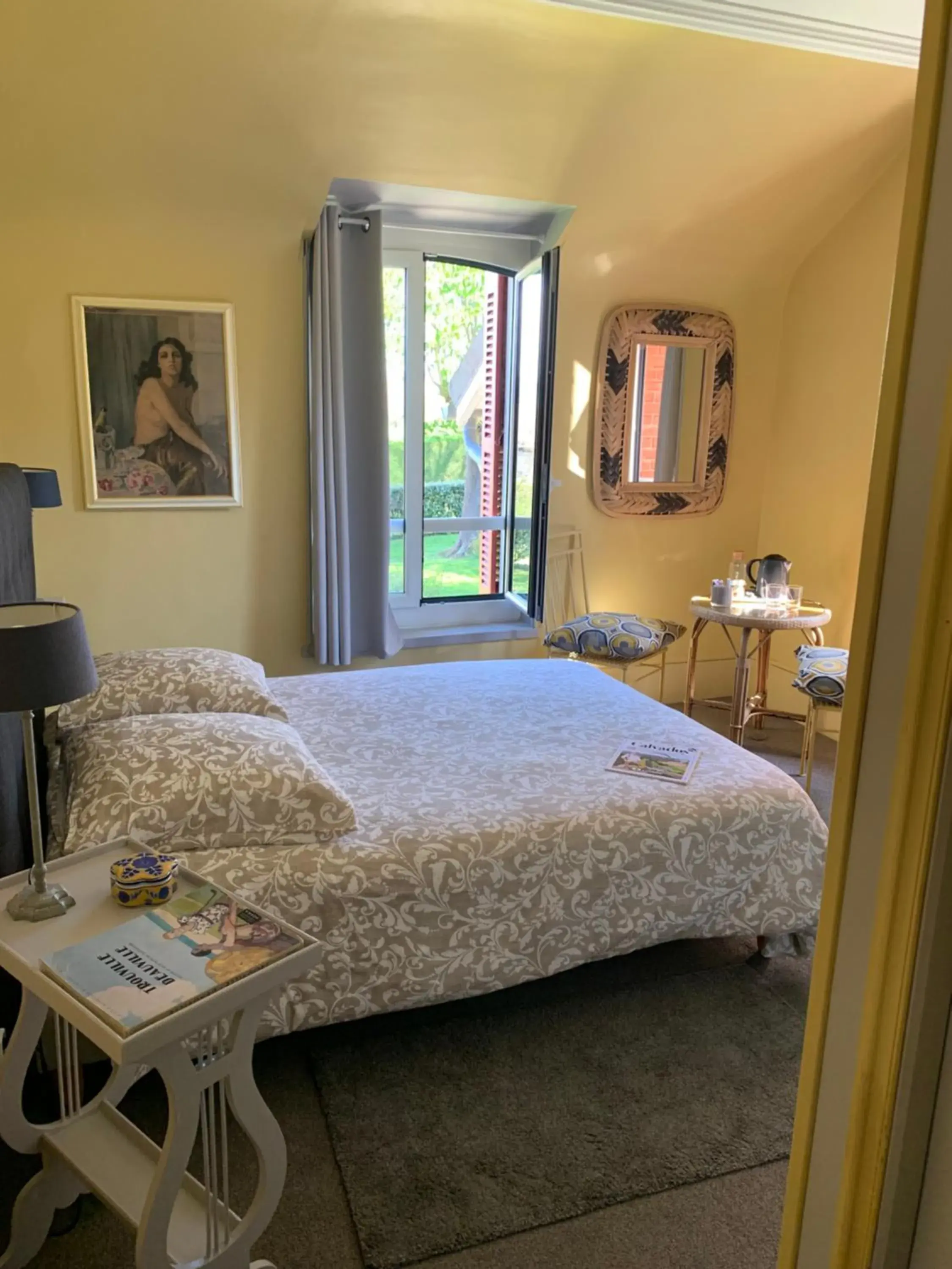 Double Room with Garden View in La Villa des Rosiers Double Room with Garden View in La Villa des Rosiers