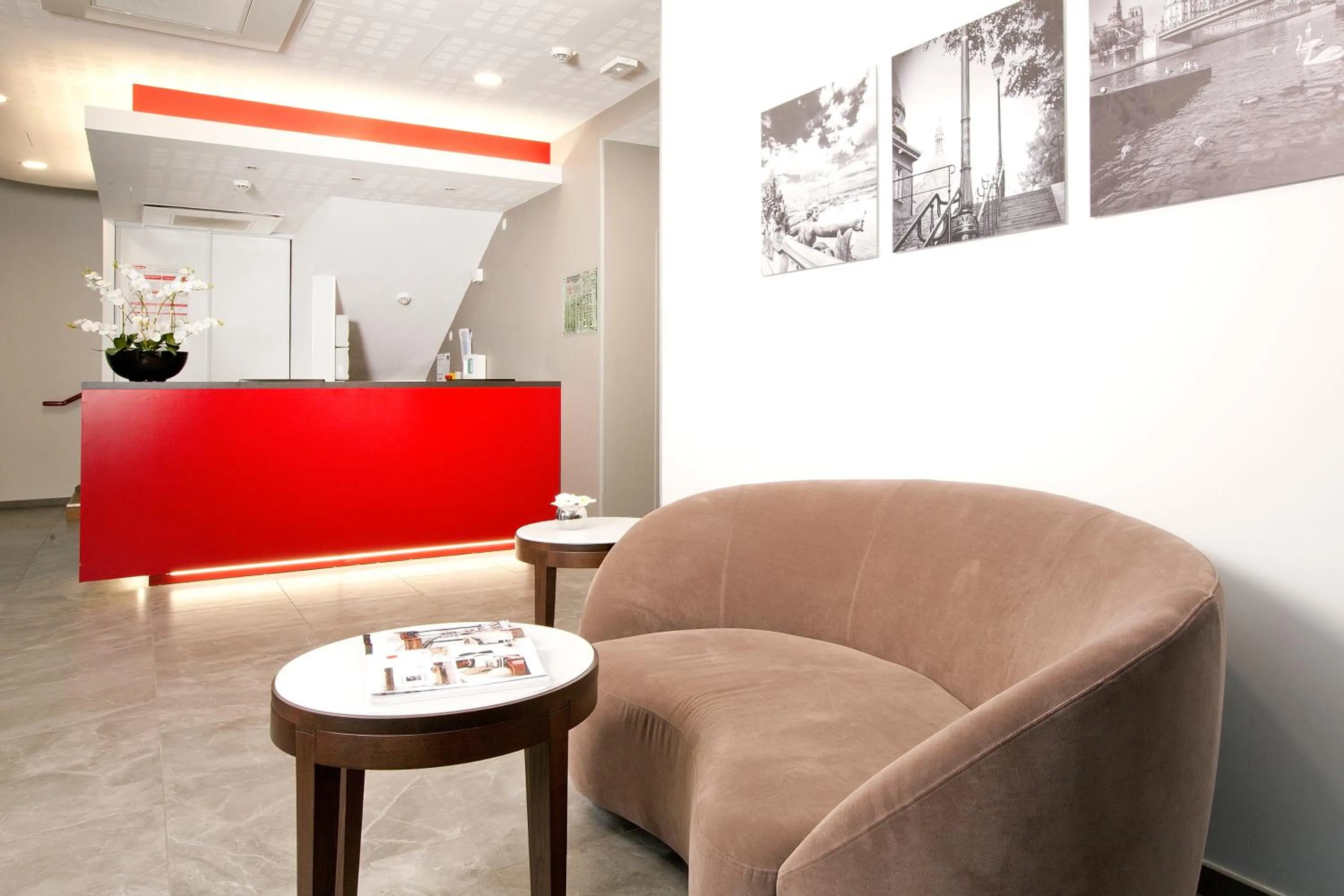 Lobby or reception in Residhome Paris Rosa Parks