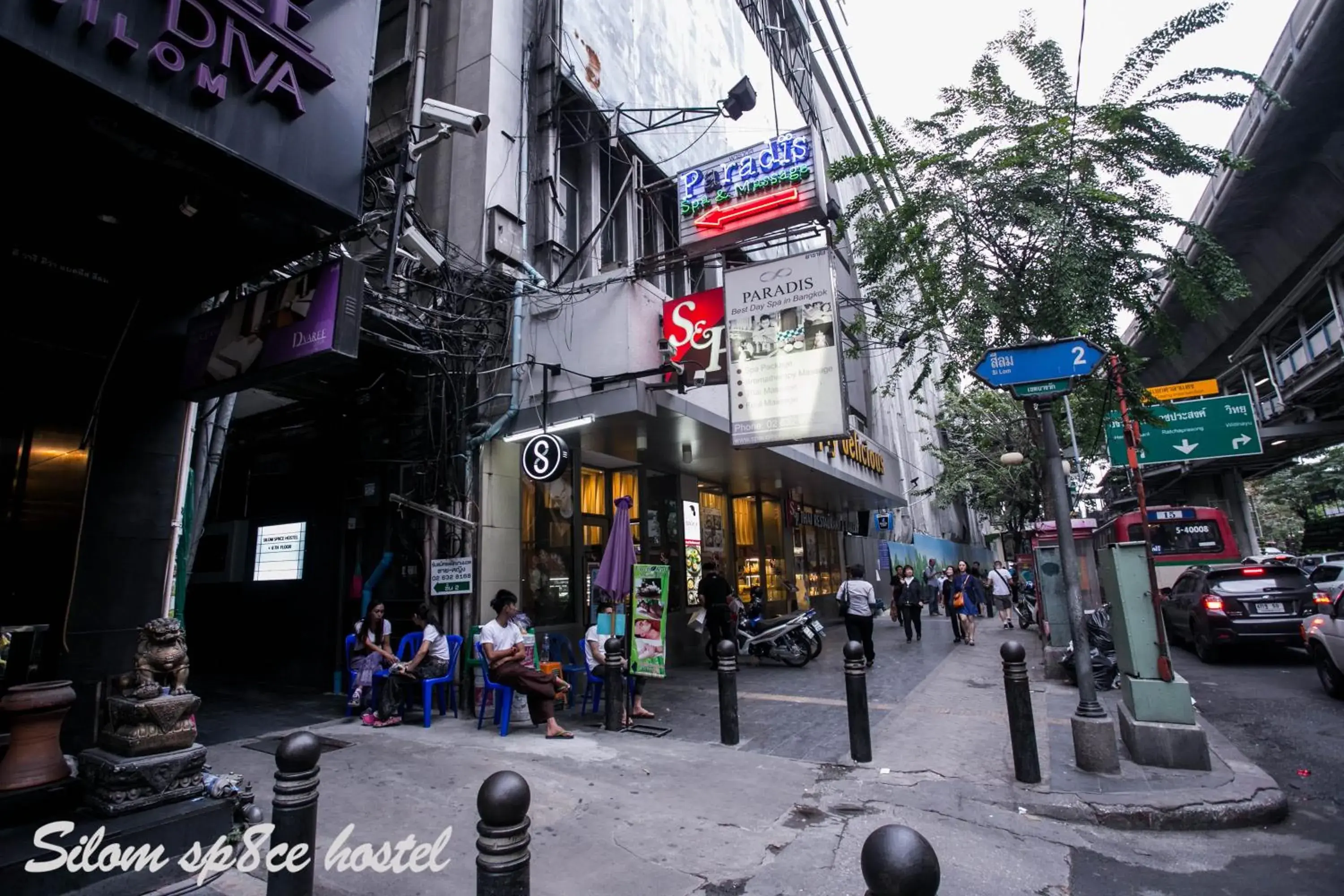 Facade/entrance in Silom Space Hostel Facade/entrance in Silom Space Hostel