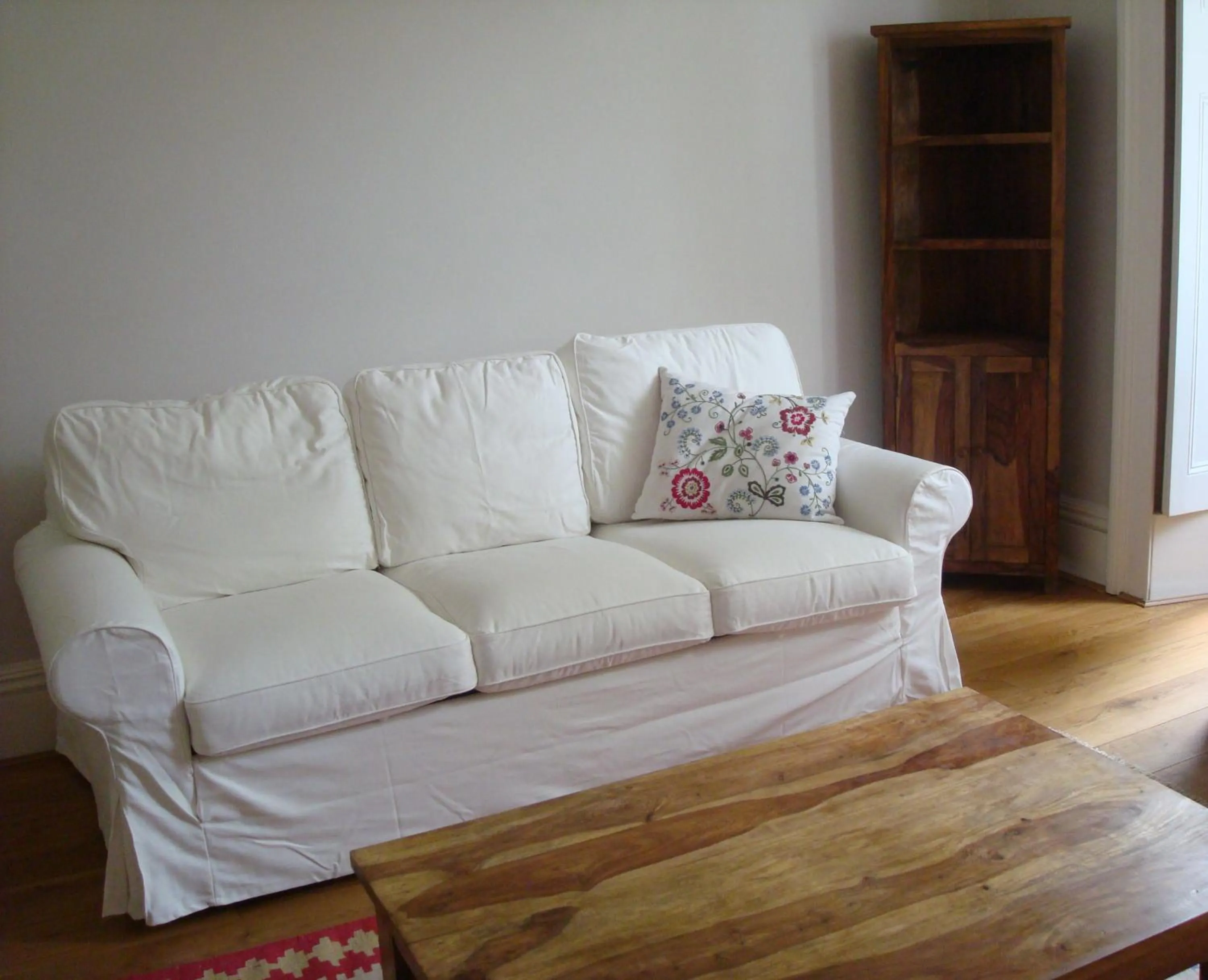 Exceptional guest rated 1 bedroom Kensington apartment with Super Wifi