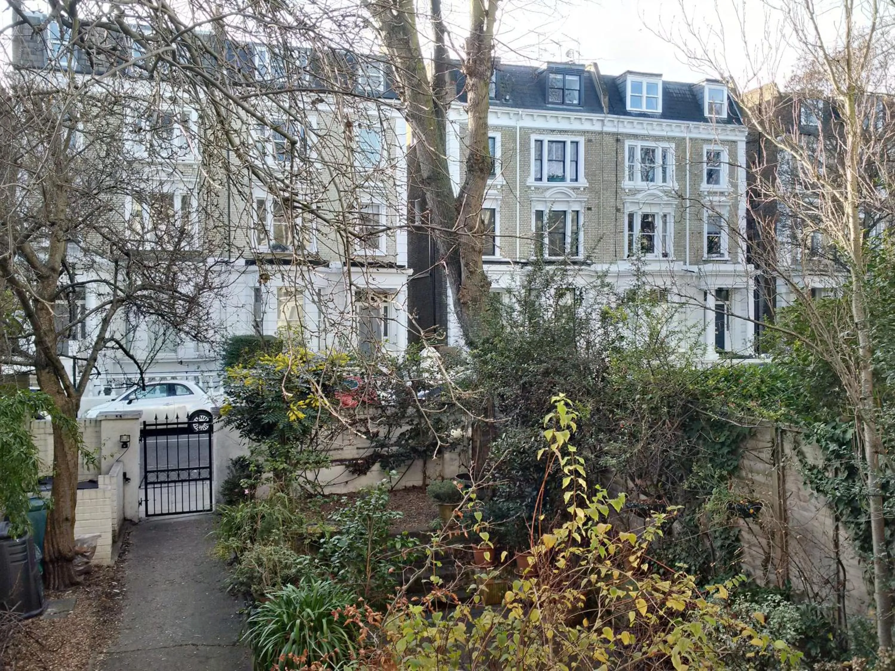 Exceptional guest rated 1 bedroom Kensington apartment with Super Wifi