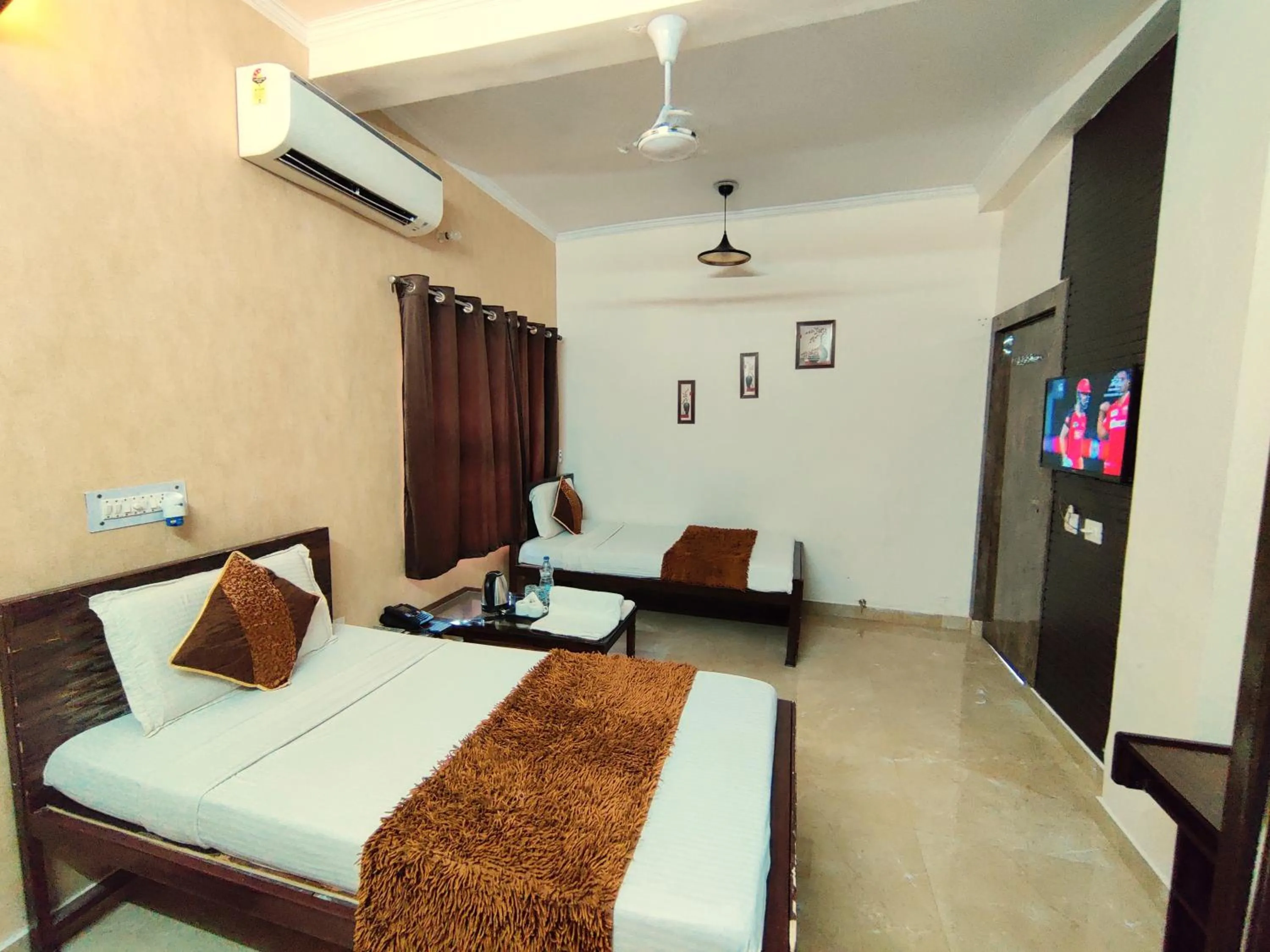 Communal lounge/ TV room in Krishna Residency - A Boutique Hotel