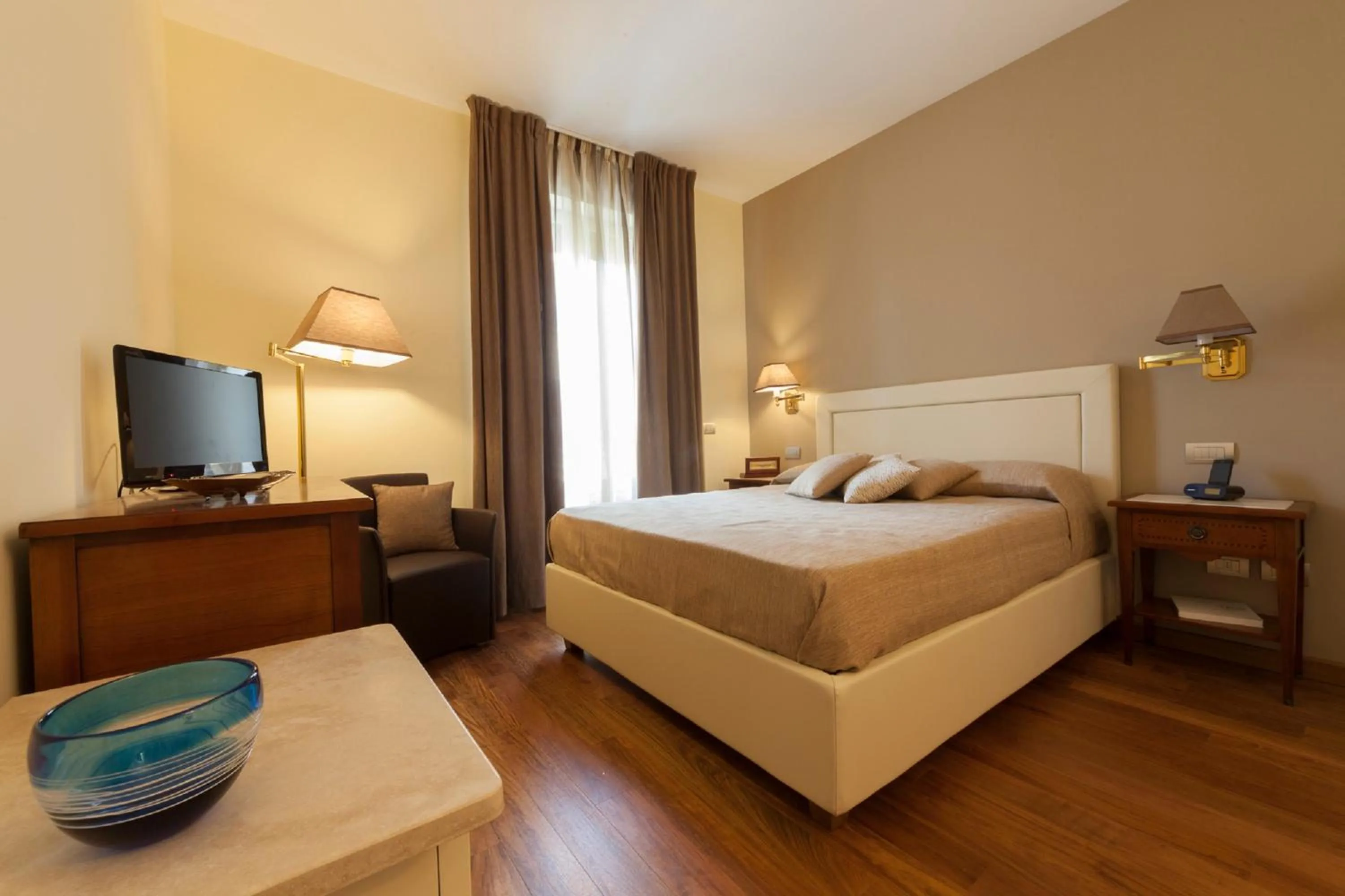 Photo of the whole room, Bed in Bronzino House