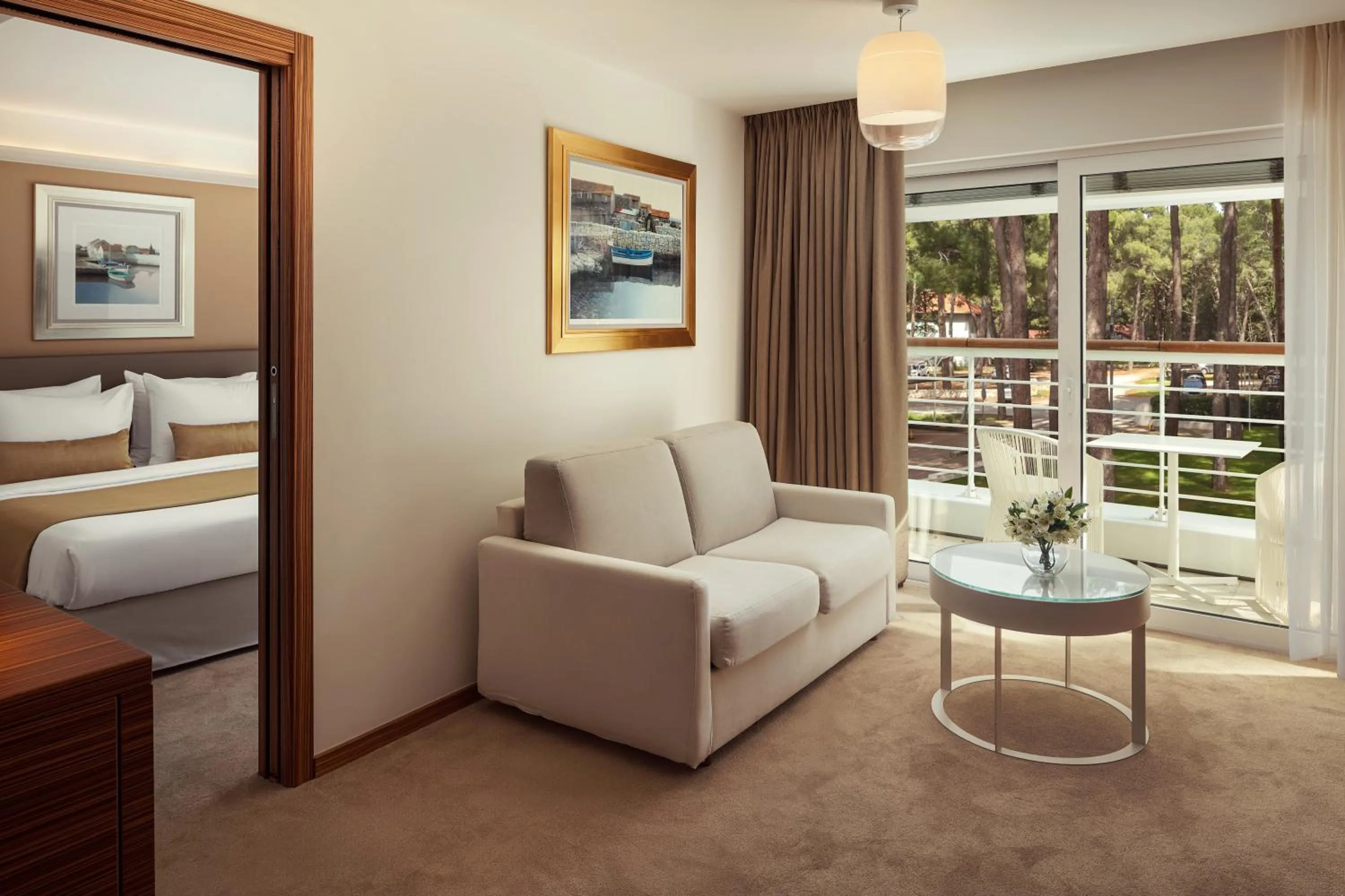 View (from property/room), Bed in Hotel Bellevue