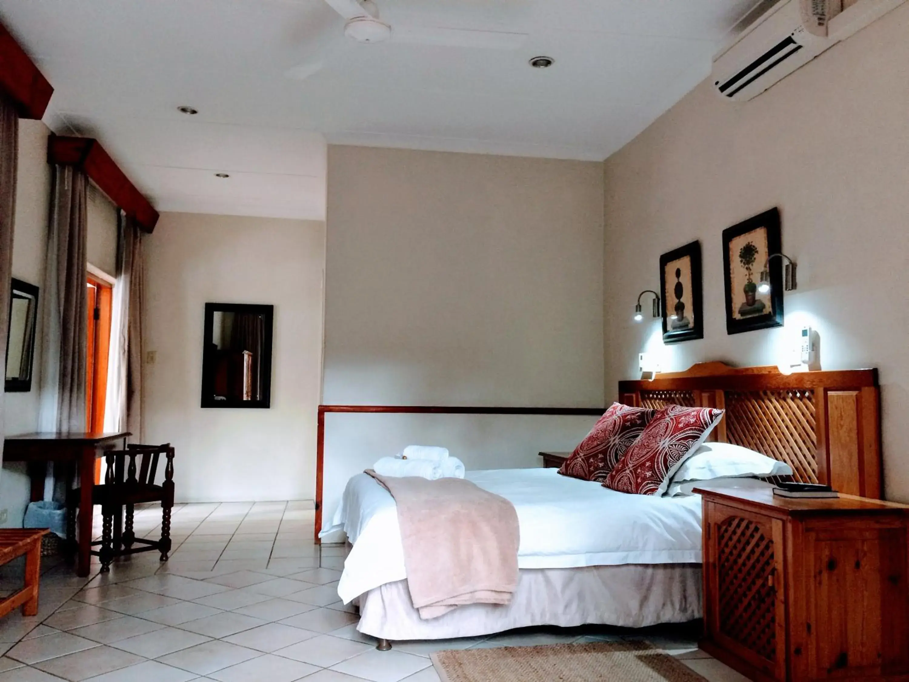 Queen Room with Balcony - single occupancy in Polokwane Place Queen Room with Balcony - single occupancy in Polokwane Place