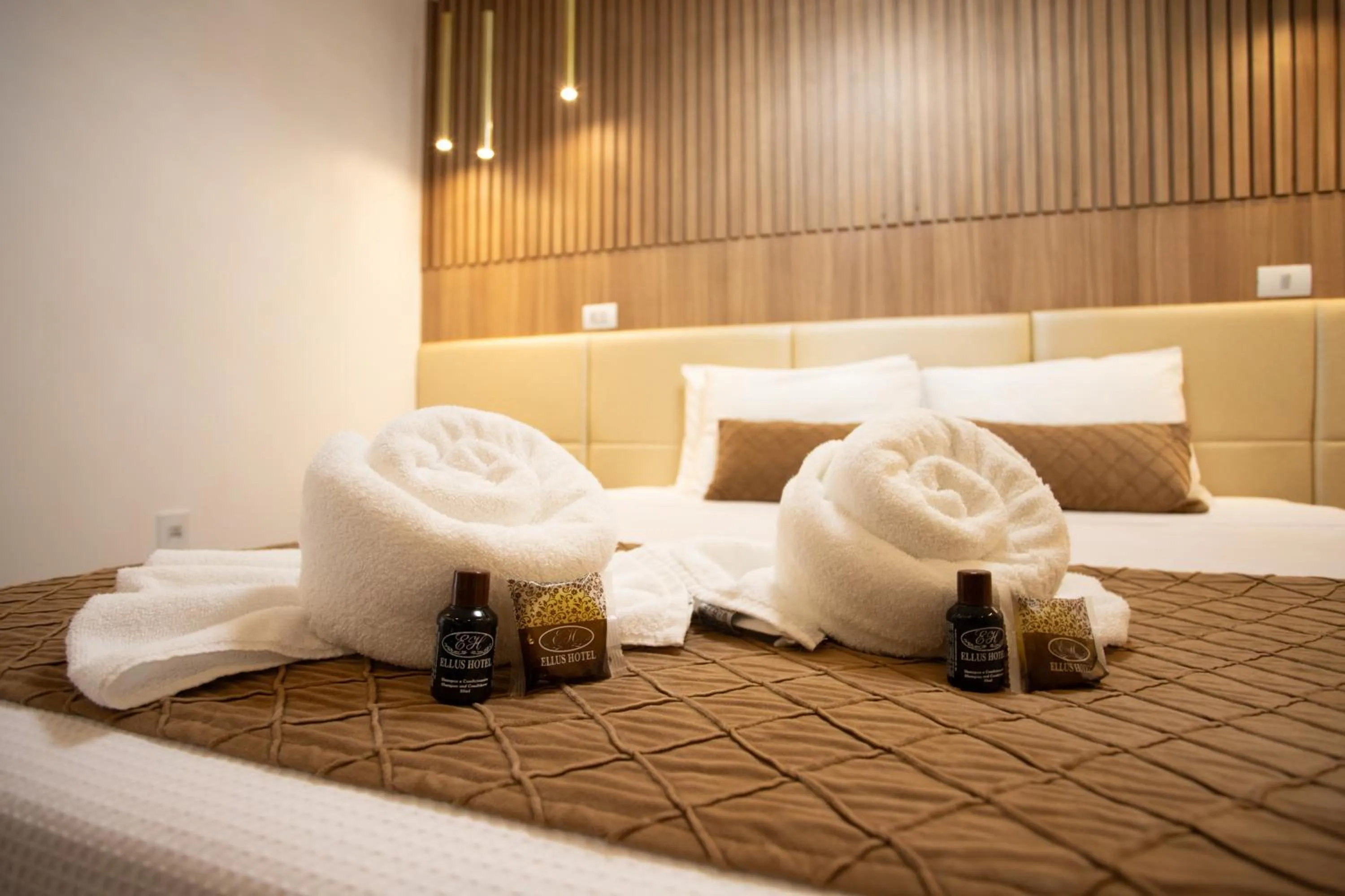 towels, Bed in Ellus Hotel