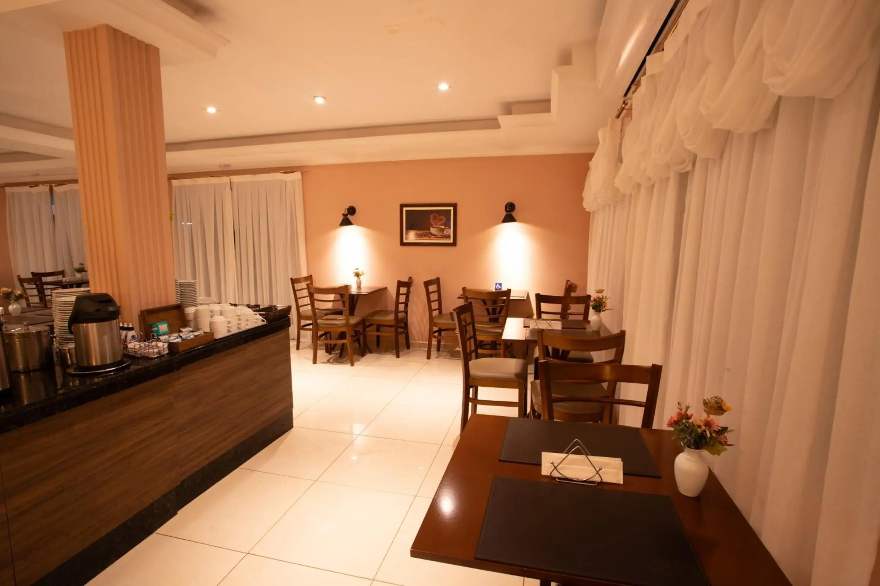 Restaurant/places to eat in Ellus Hotel Restaurant/places to eat in Ellus Hotel