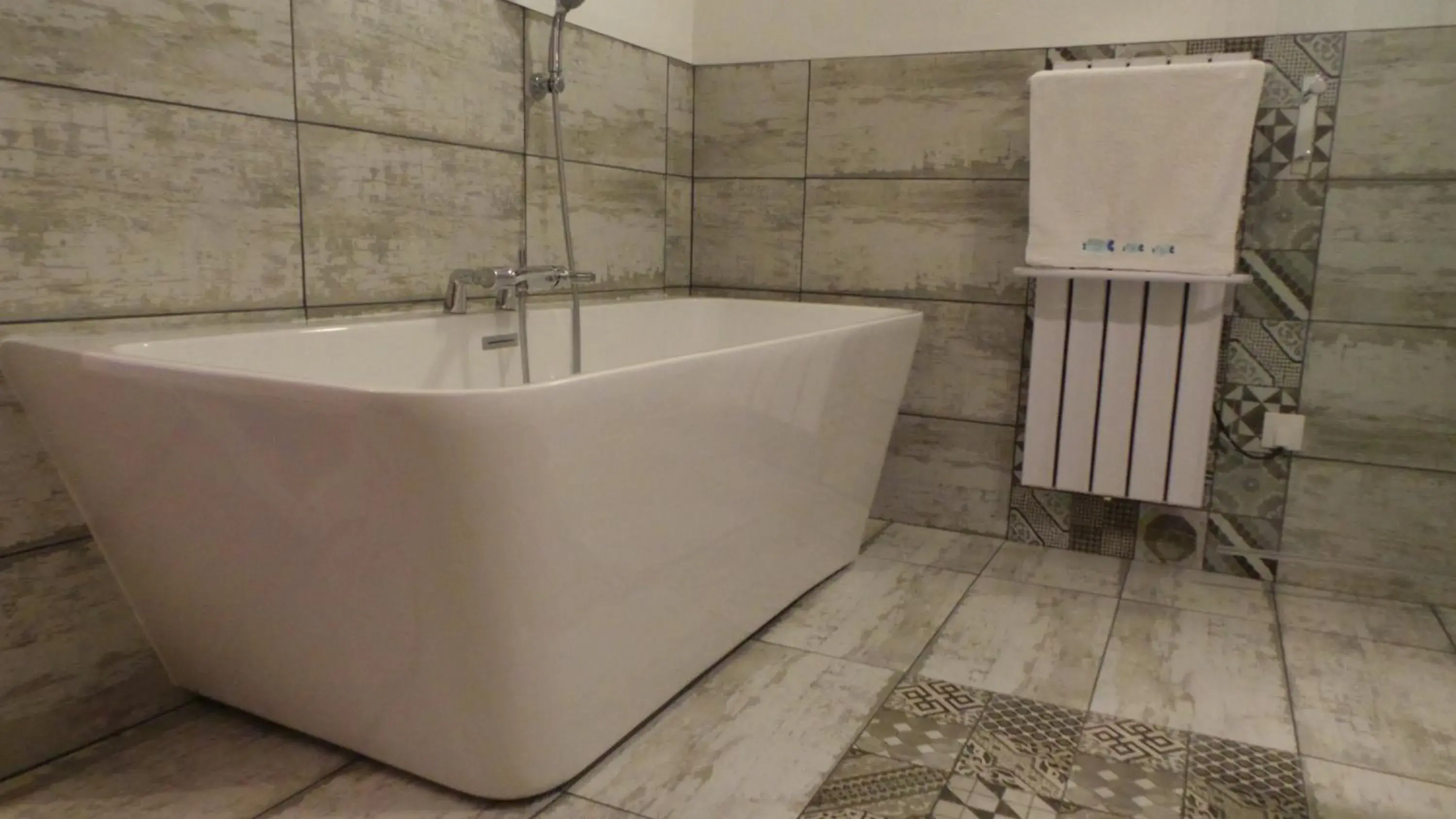 Double Room with Private External Bathroom - single occupancy in Number9 - now with air conditioned rooms Double Room with Private External Bathroom - single occupancy in Number9 - now with air conditioned rooms