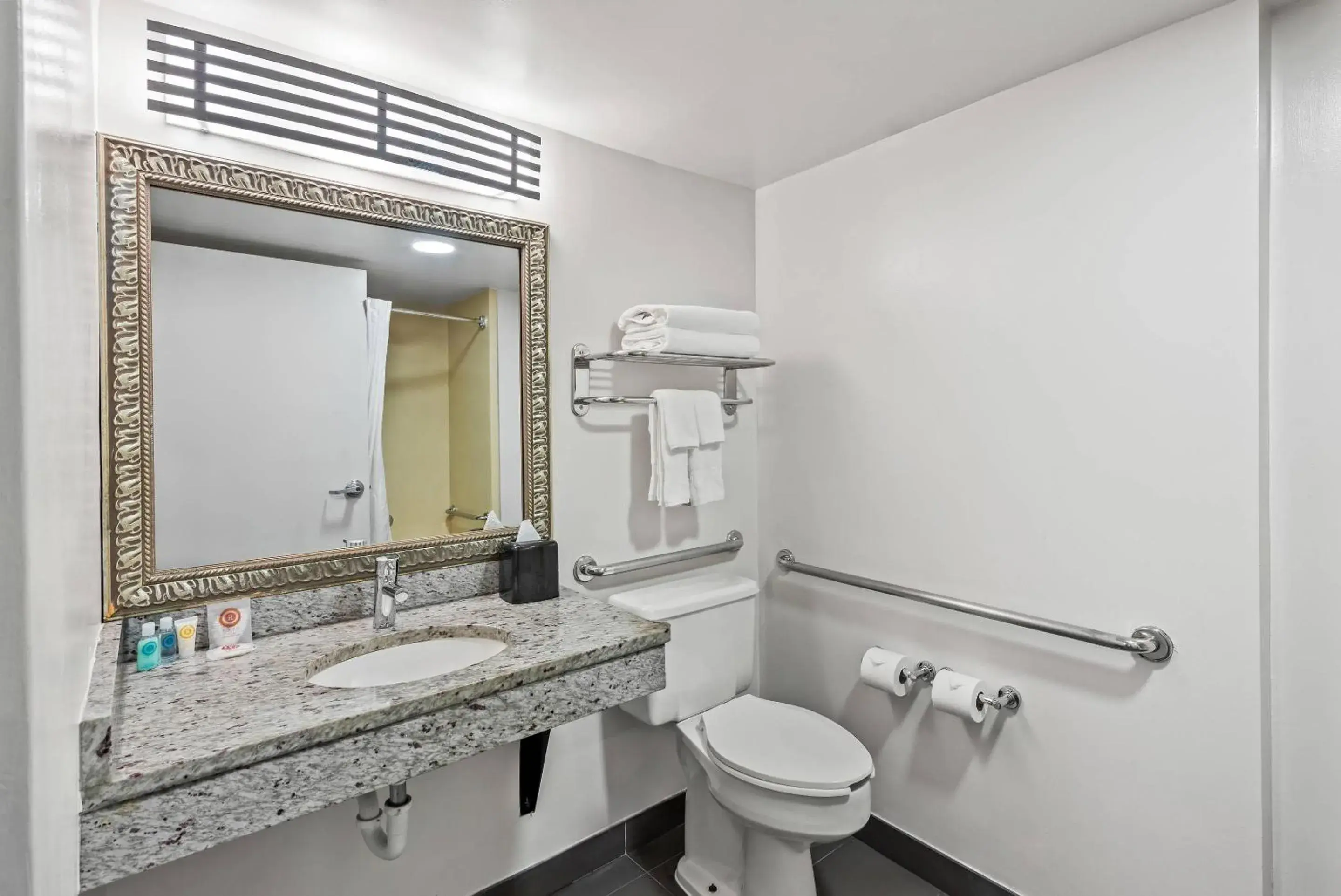 Bedroom in Comfort Inn Largo-Washington DC East Bedroom in Comfort Inn Largo-Washington DC East