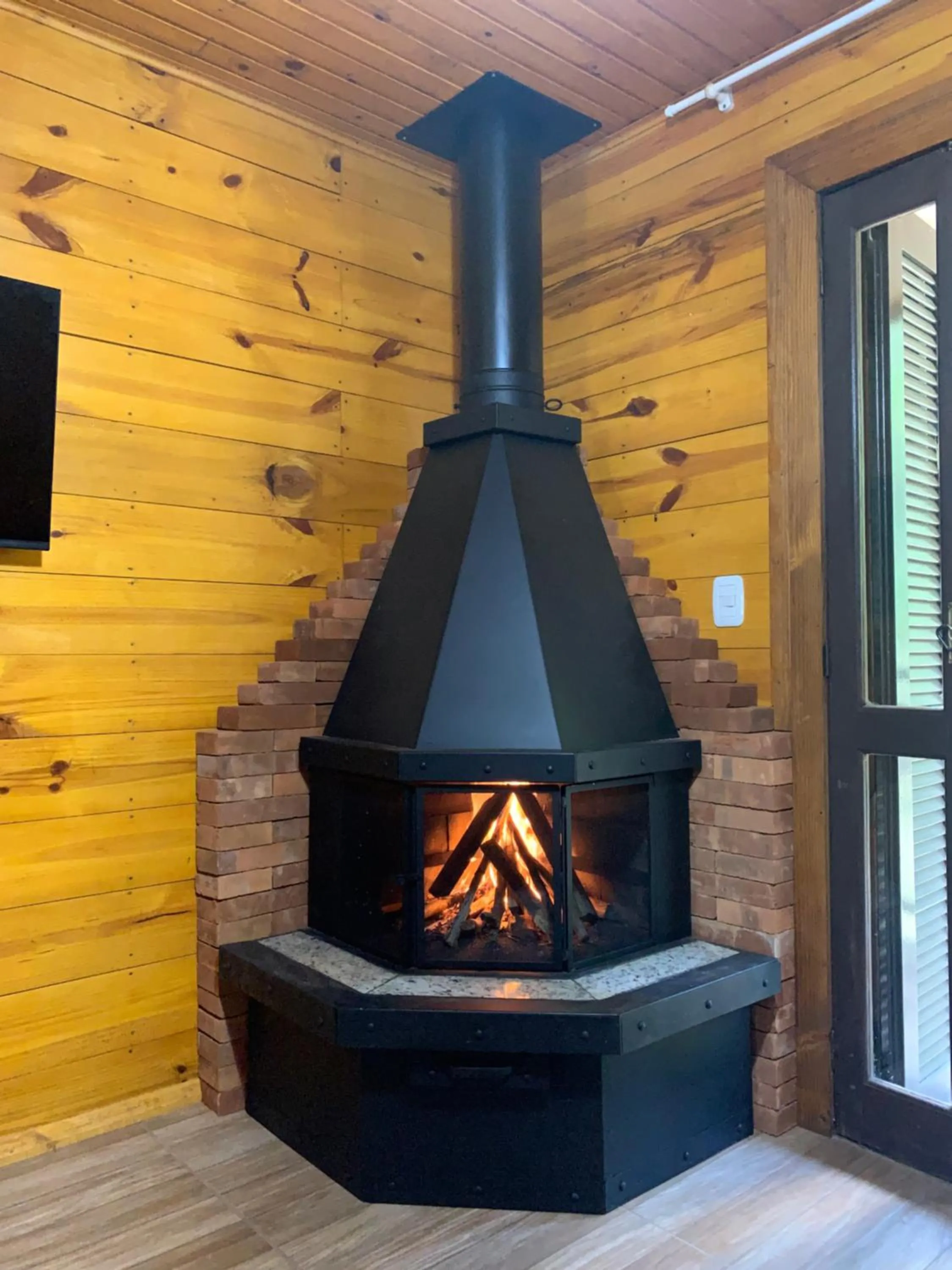 fireplace in Cabanas em Canela - Leão da Tribo de Judá- Refúgio com Piscina
