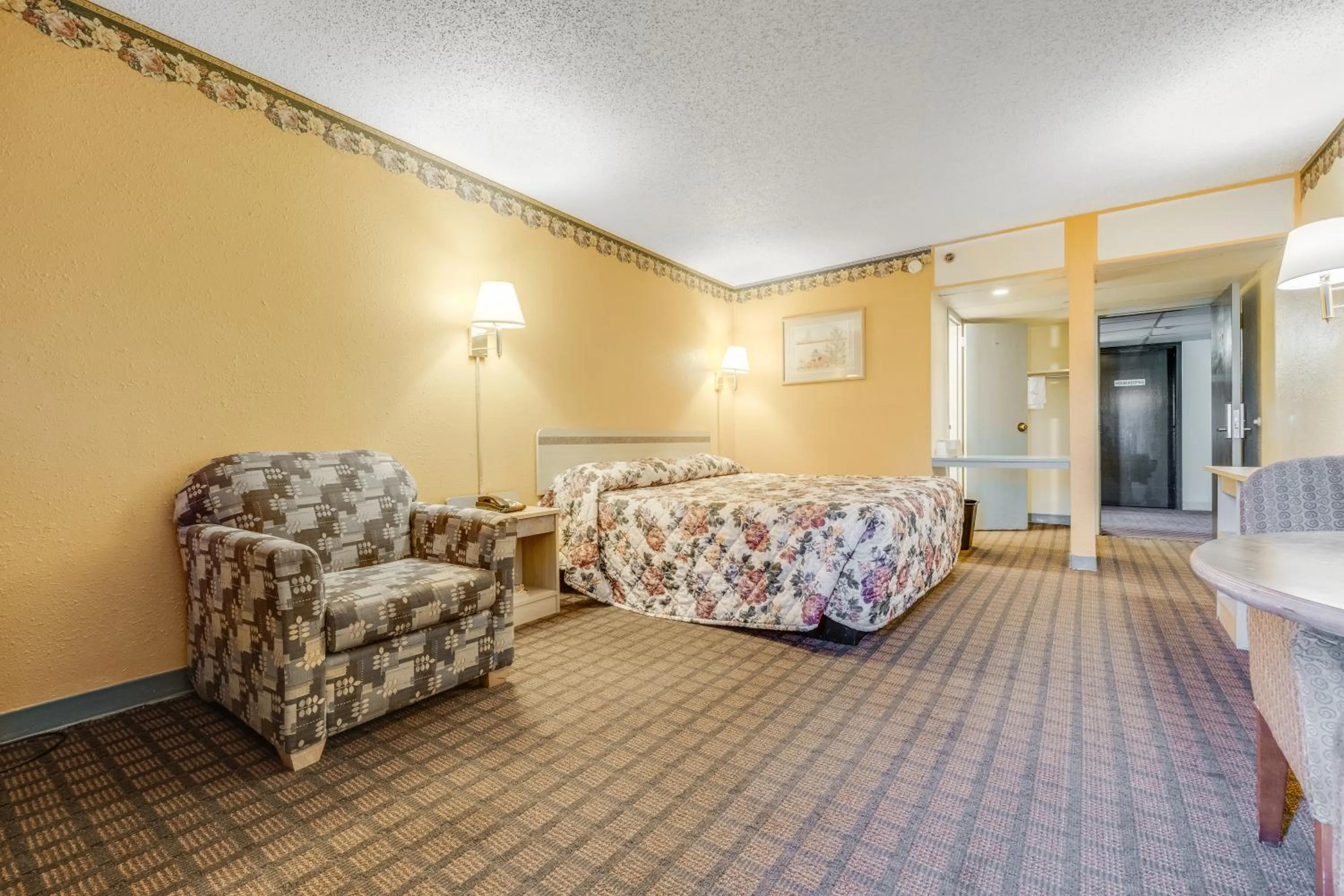 Bedroom in Camelot Inn