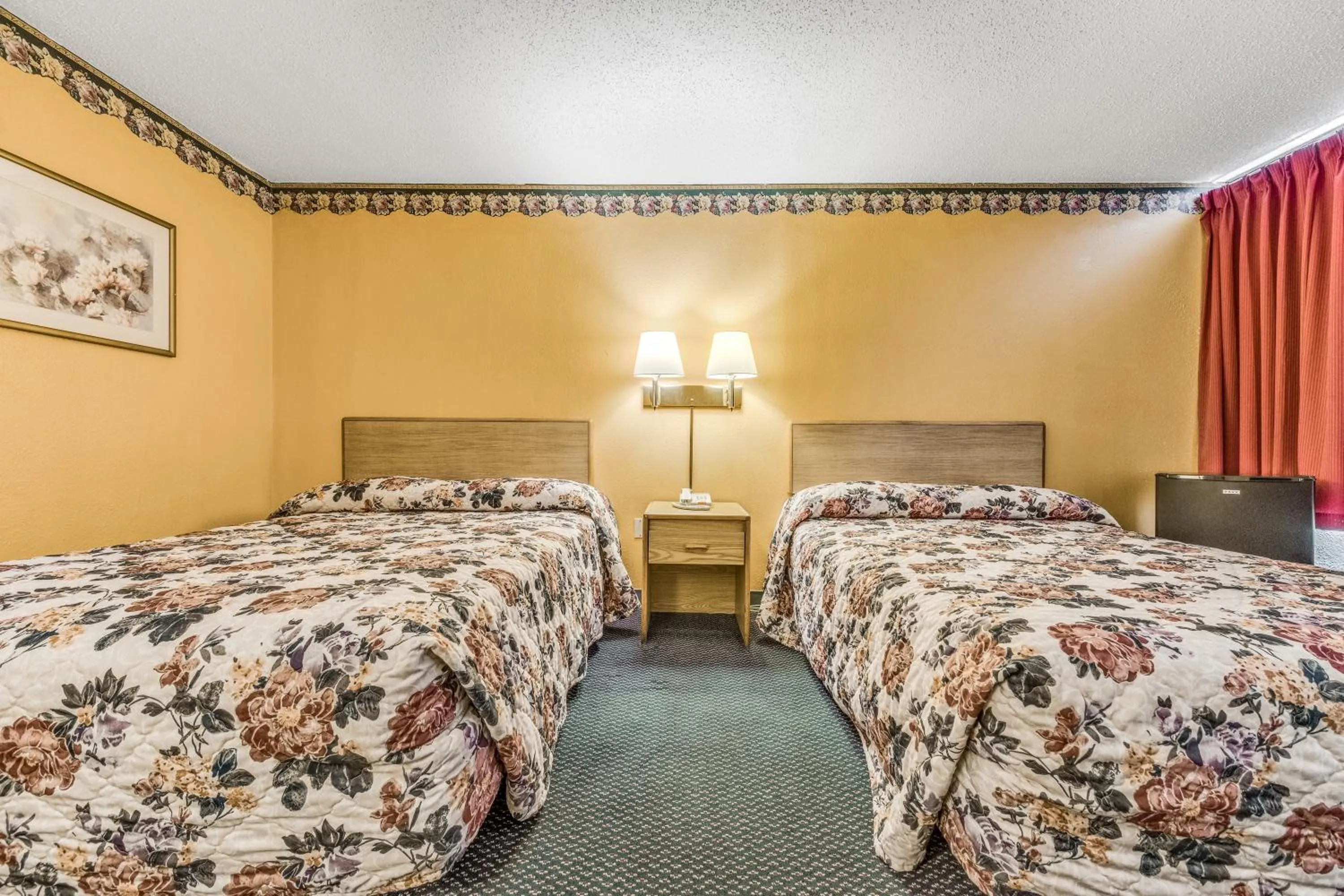 Bedroom, Bed in Camelot Inn