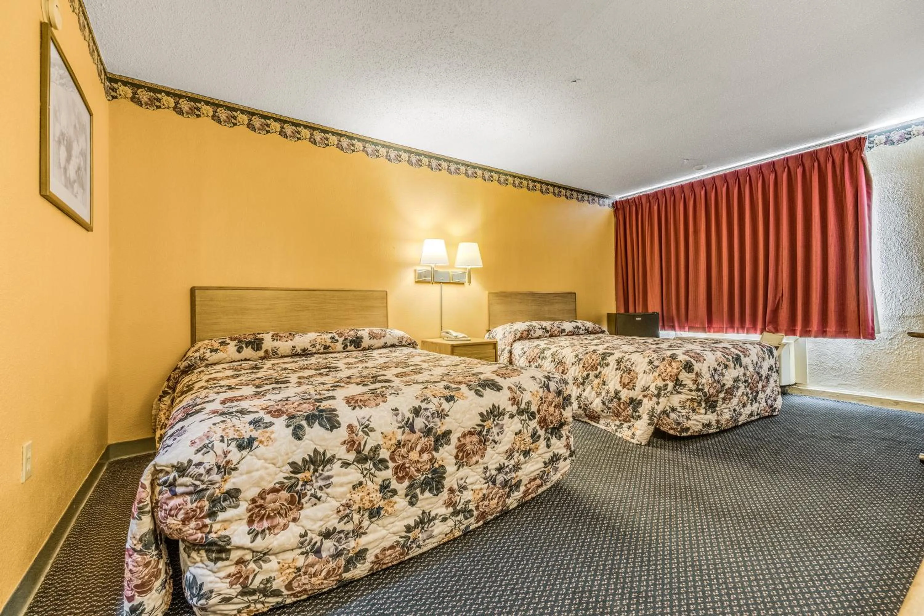 Bedroom, Bed in Camelot Inn