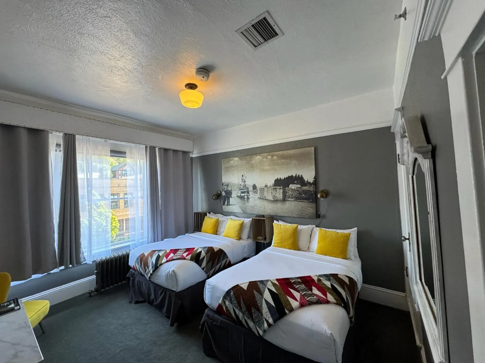 Bedroom, Bed in Hood River Hotel