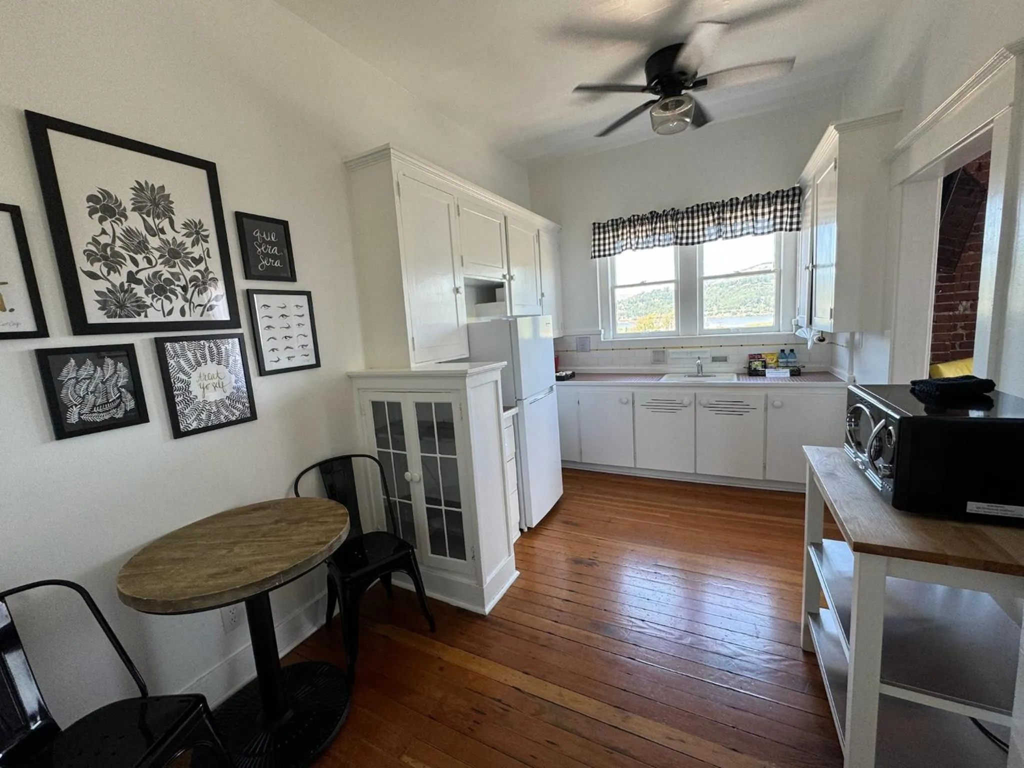 Kitchen or kitchenette in Hood River Hotel