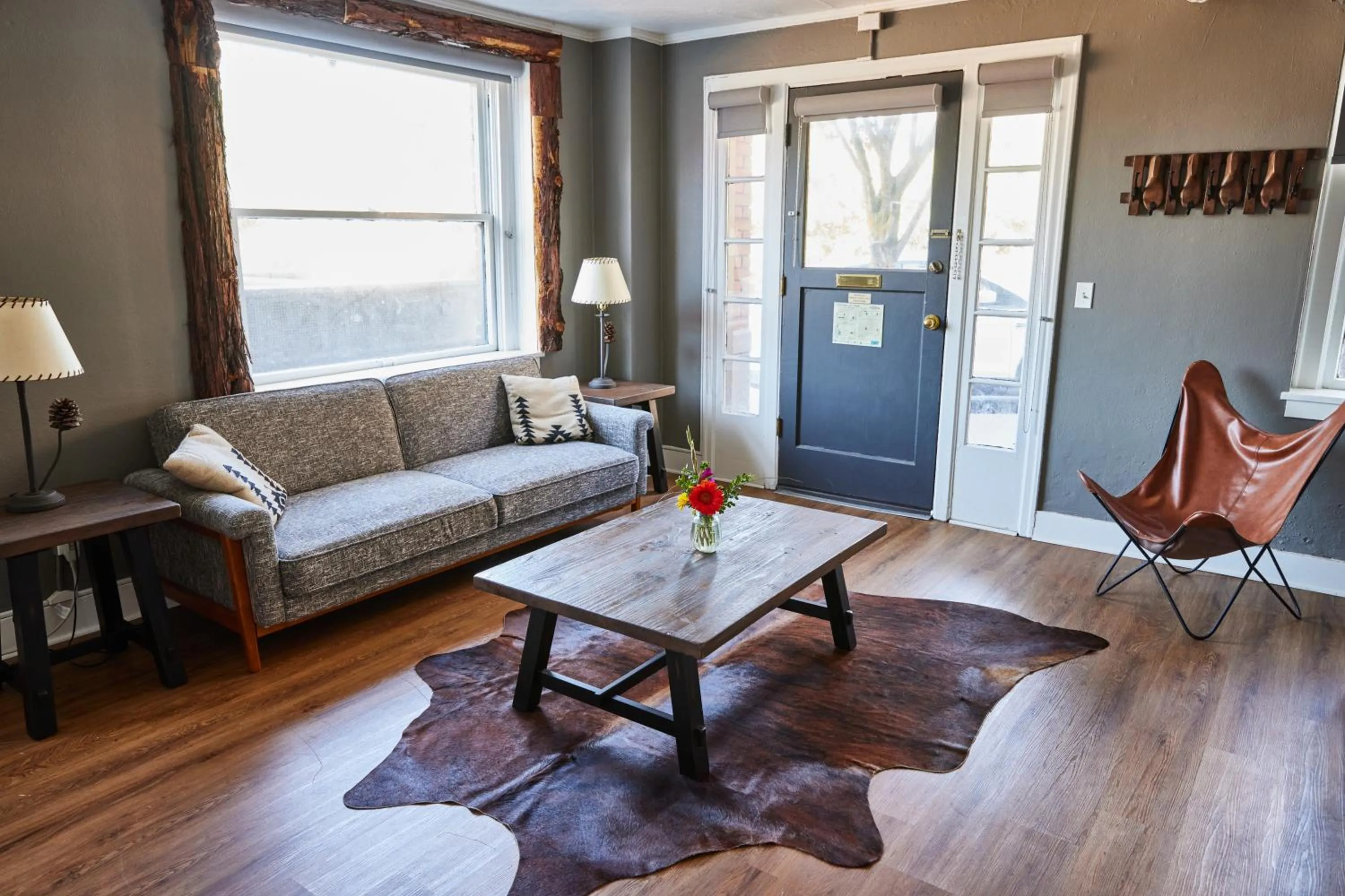 Living room, Bed in Hood River Hotel
